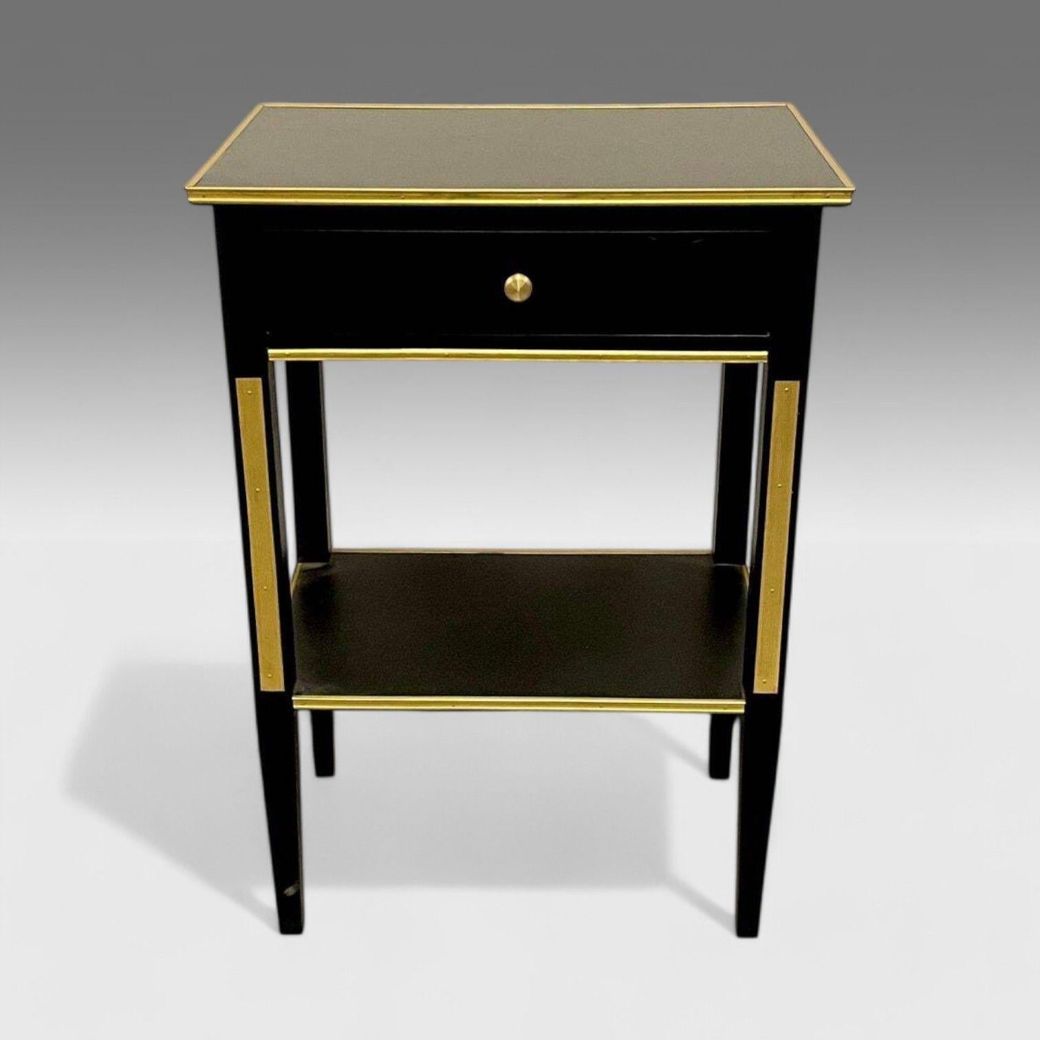 Tables de nuit de style néoclassique russe, Hollywood Regency, bois peint, bronze

Paire de tables de nuit de style néoclassique russe dans la tradition Hollywood Regency, fabriquées en bois peint en noir avec des montures en bronze et des poignées