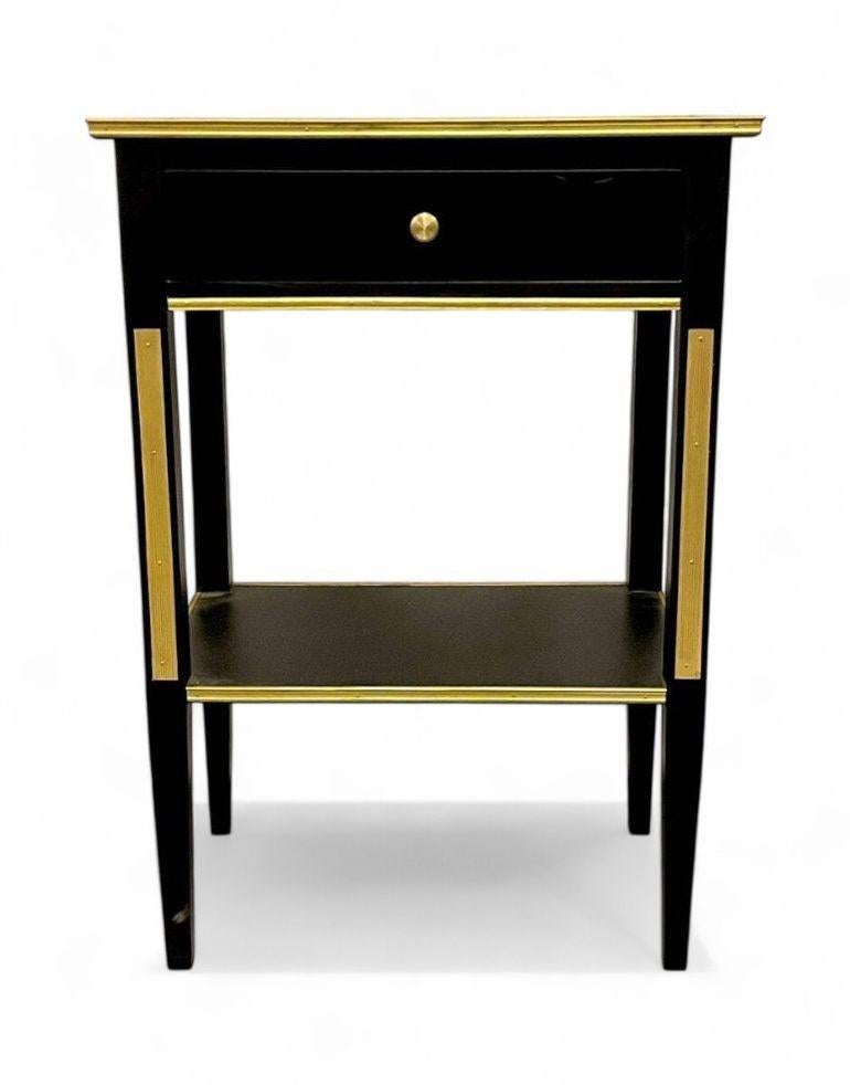 Français Tables de nuit de style néoclassique russe, Hollywood Regency, bois peint, bronze en vente