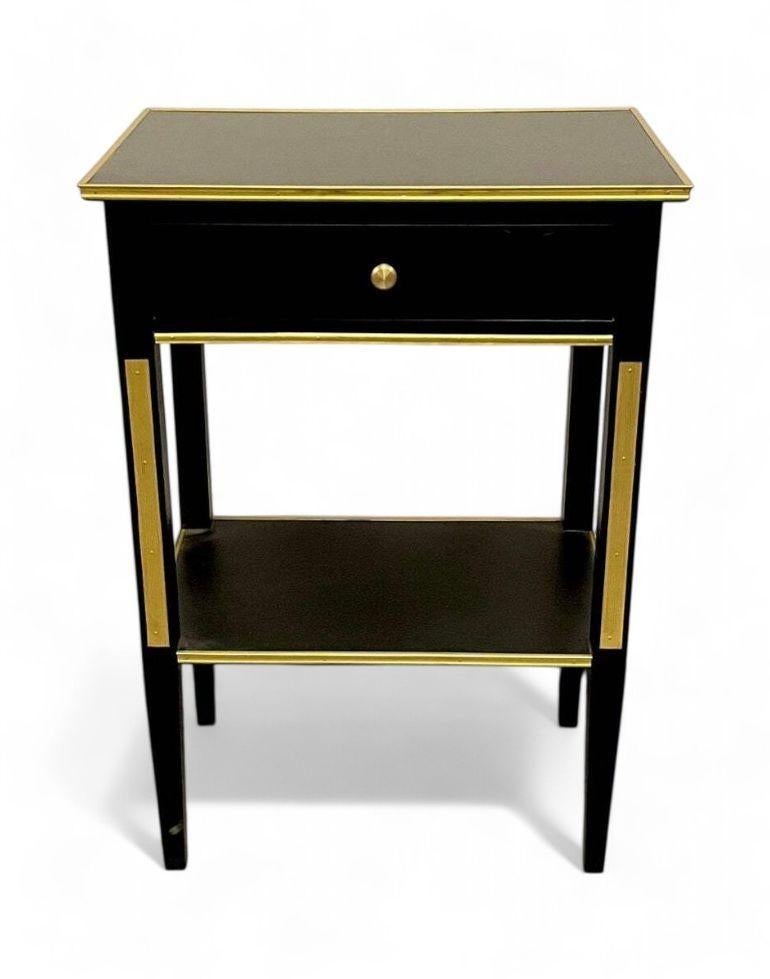 Tables de nuit de style néoclassique russe, Hollywood Regency, bois peint, bronze Bon état - En vente à Manhasset, NY