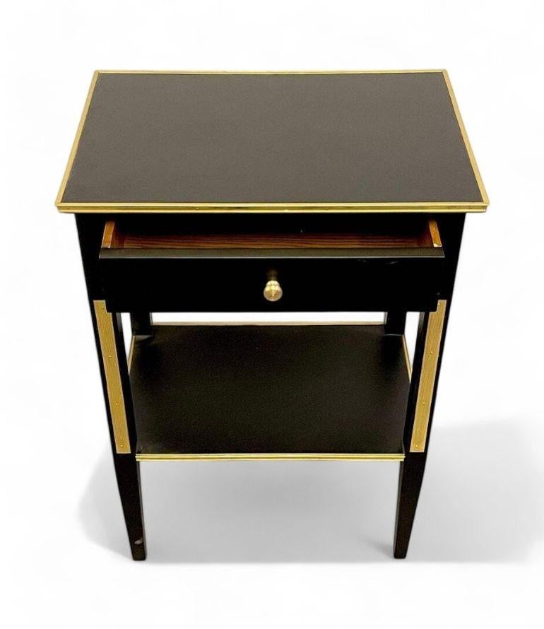Fin du 20e siècle Tables de nuit de style néoclassique russe, Hollywood Regency, bois peint, bronze en vente