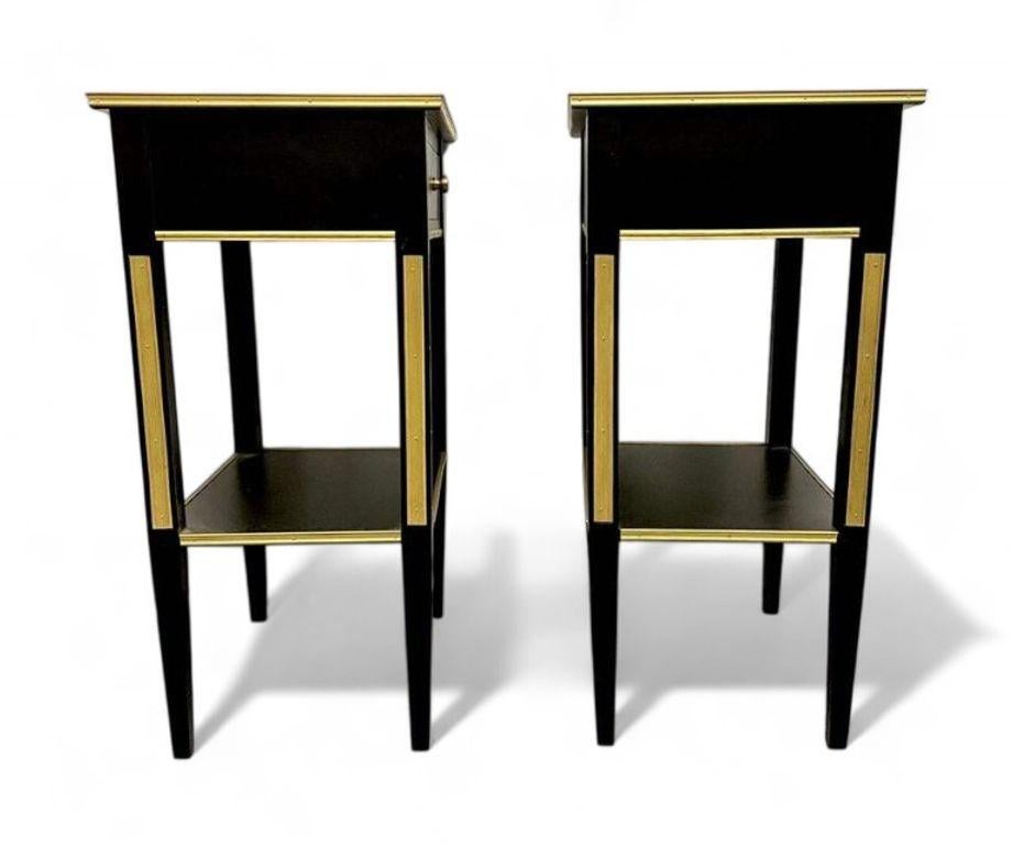 Tables de nuit de style néoclassique russe, Hollywood Regency, bois peint, bronze en vente 1