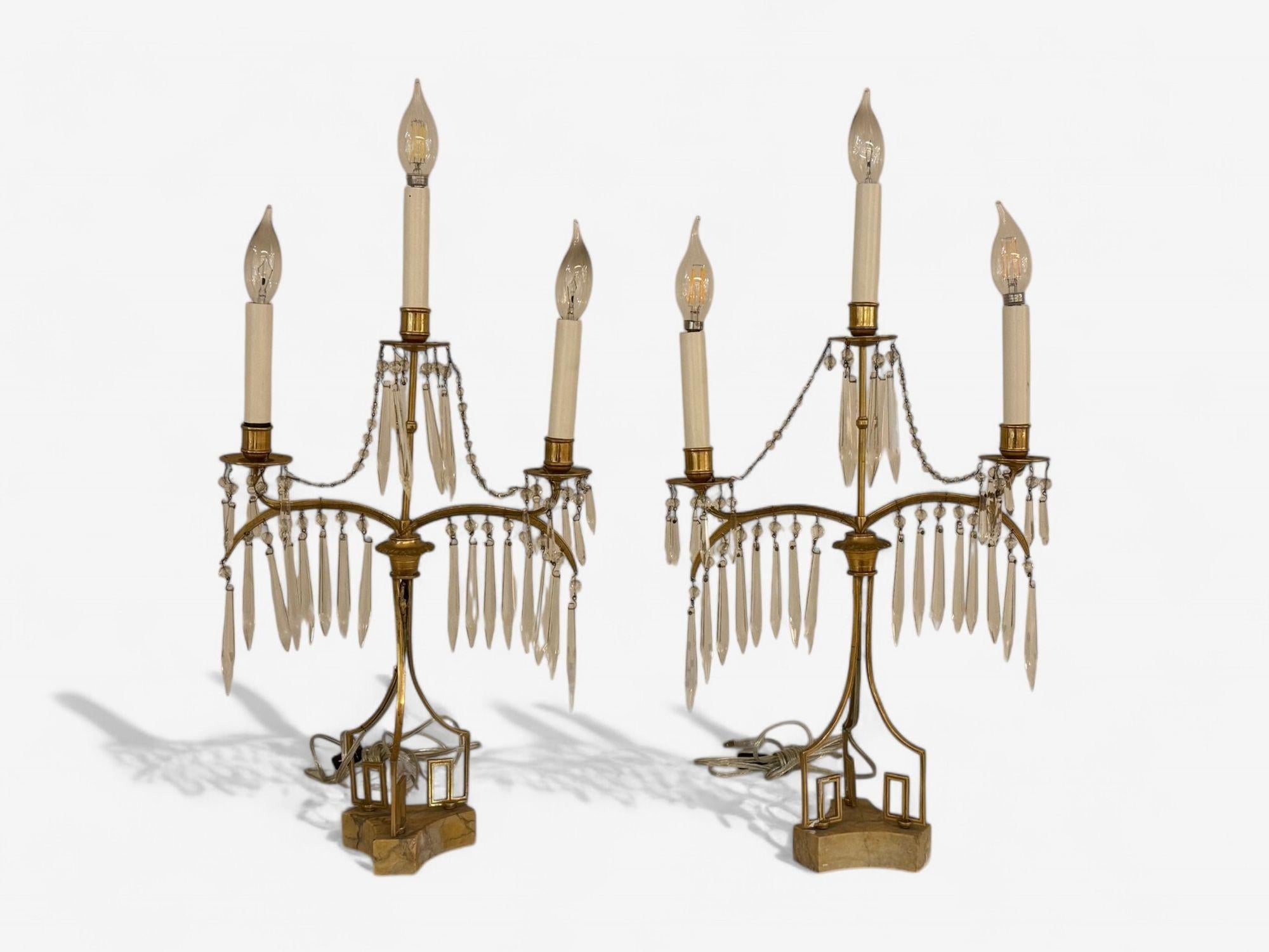 Neoclásico Ruso, Lámparas de Mesa, Bronce Dore, Cristal, Francia, S. XIX

Un par de lámparas de sobremesa rusas neoclásicas de bronce dorado del siglo XIX, que ejemplifican una artesanía y una elegancia refinadas. Estas lámparas están diseñadas en
