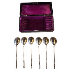 Juego de seis cucharas rusas en caja de plata niello de Stepan Levin Moscú 1877