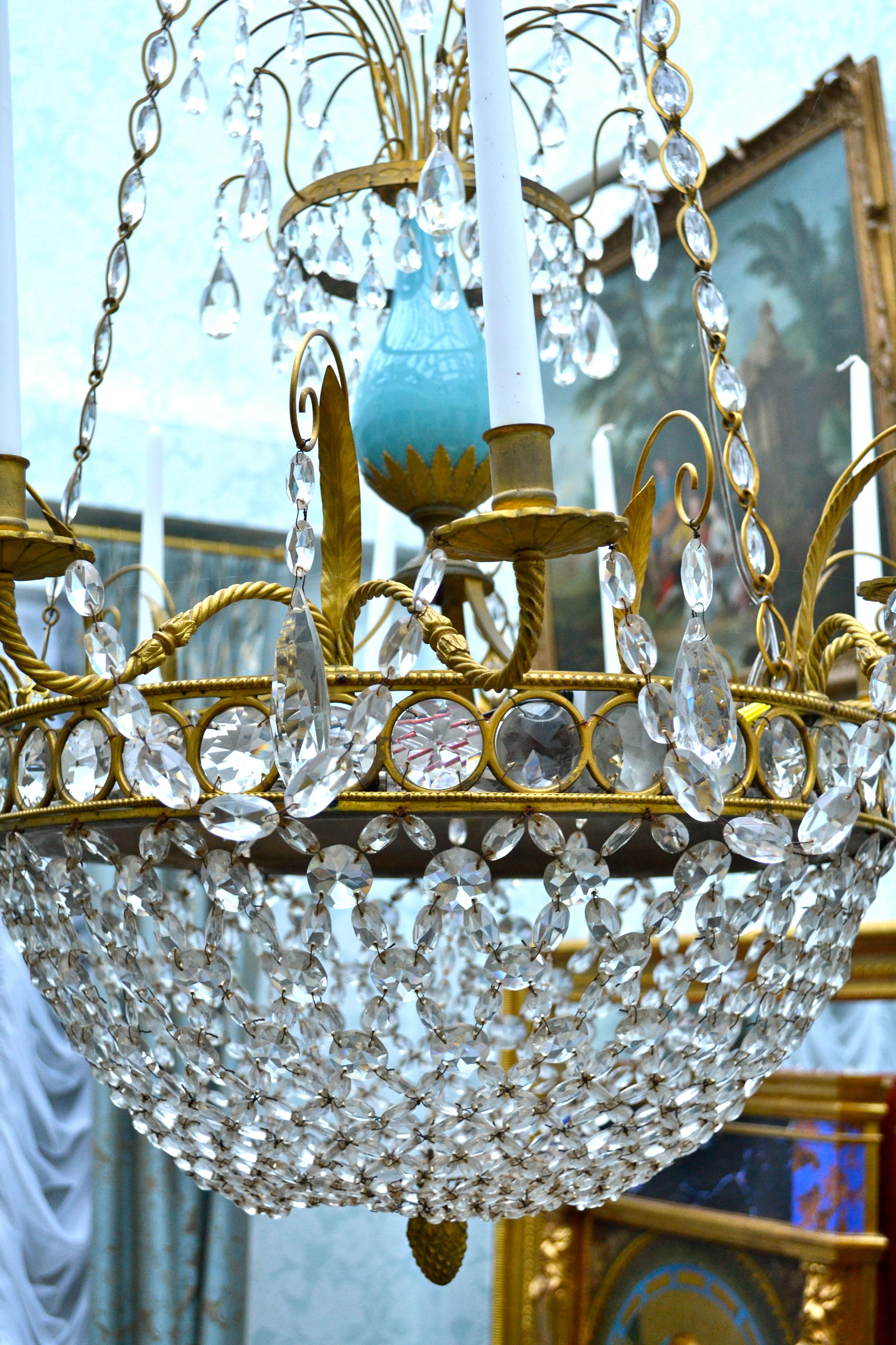 Russisches oder schwedisches Reich  Kristall, Türkisglas und Glas  Vergoldeter Kronleuchter aus Bronze im Zustand „Gut“ im Angebot in Vancouver, British Columbia