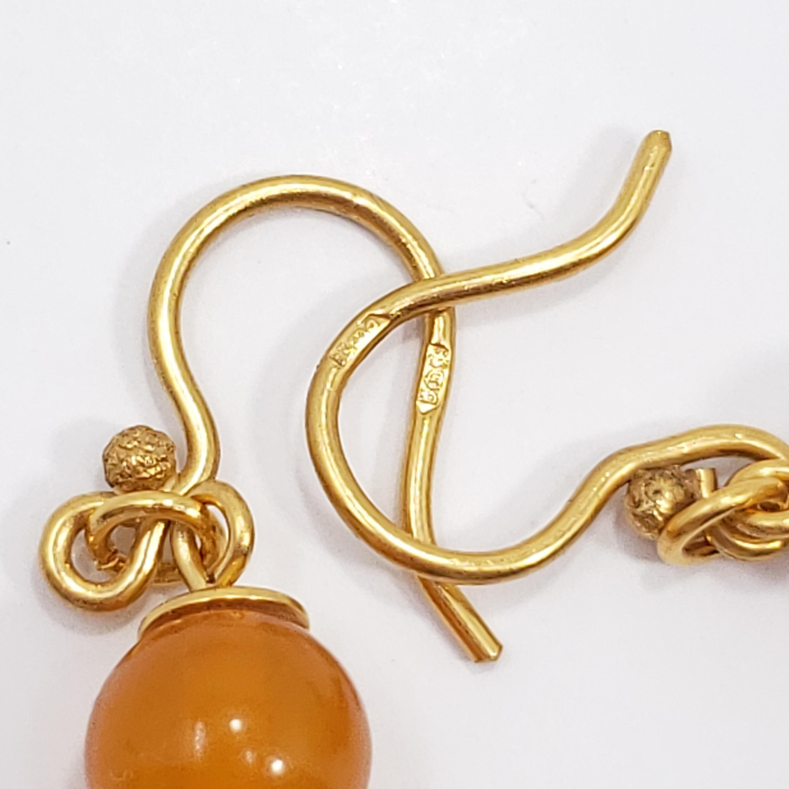 Art déco Pendants d'oreilles russes en or et perles d'ambre baltique orange, début ou milieu des années 1900 en vente