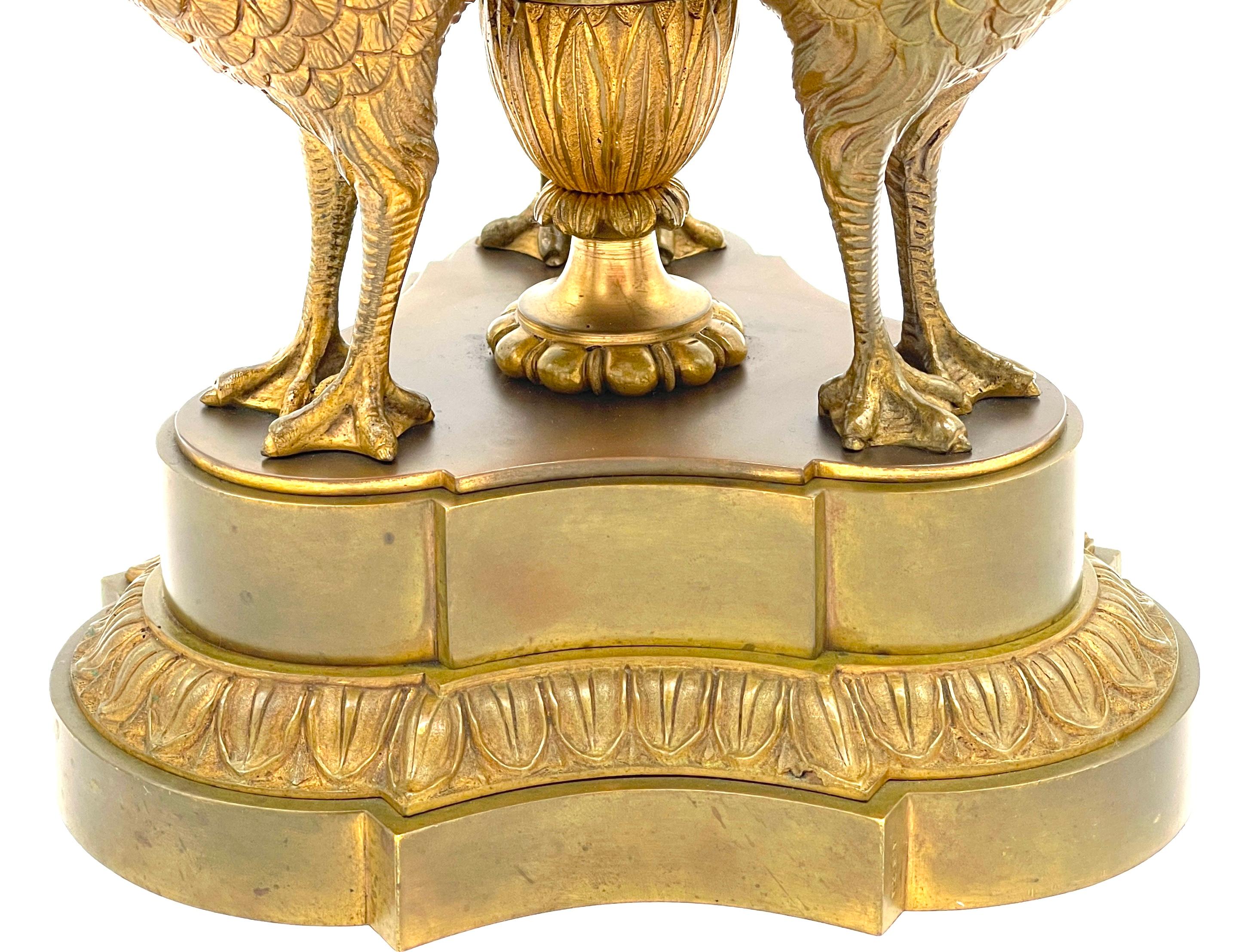 Russe Centre de table russe en bronze doré et verre d'améthyste représentant un Swan, attribué à Imperial Glass Works  en vente