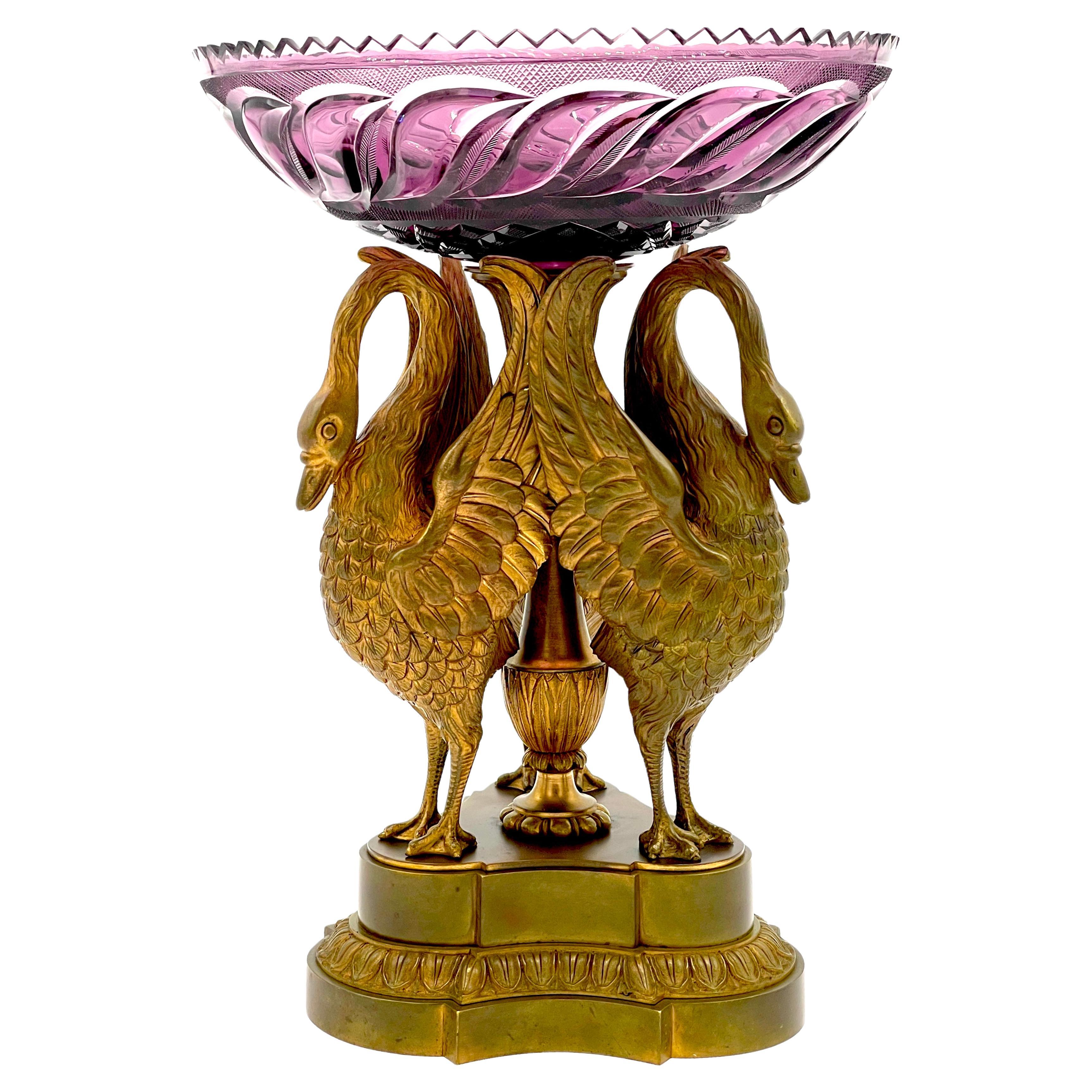 Centre de table russe en bronze doré et verre d'améthyste représentant un Swan, attribué à Imperial Glass Works 