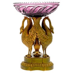 Centro de mesa ruso de ormolu y cisne de cristal amatista, atribuido a Imperial Glass Works 