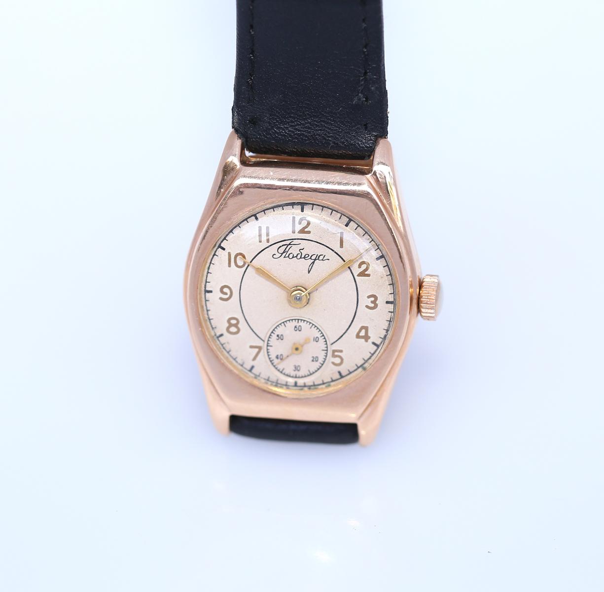 Russian Pobeda Victory World War II Yellow Gold Watch, 1953 In Fair Condition In Herzelia, Tel Aviv