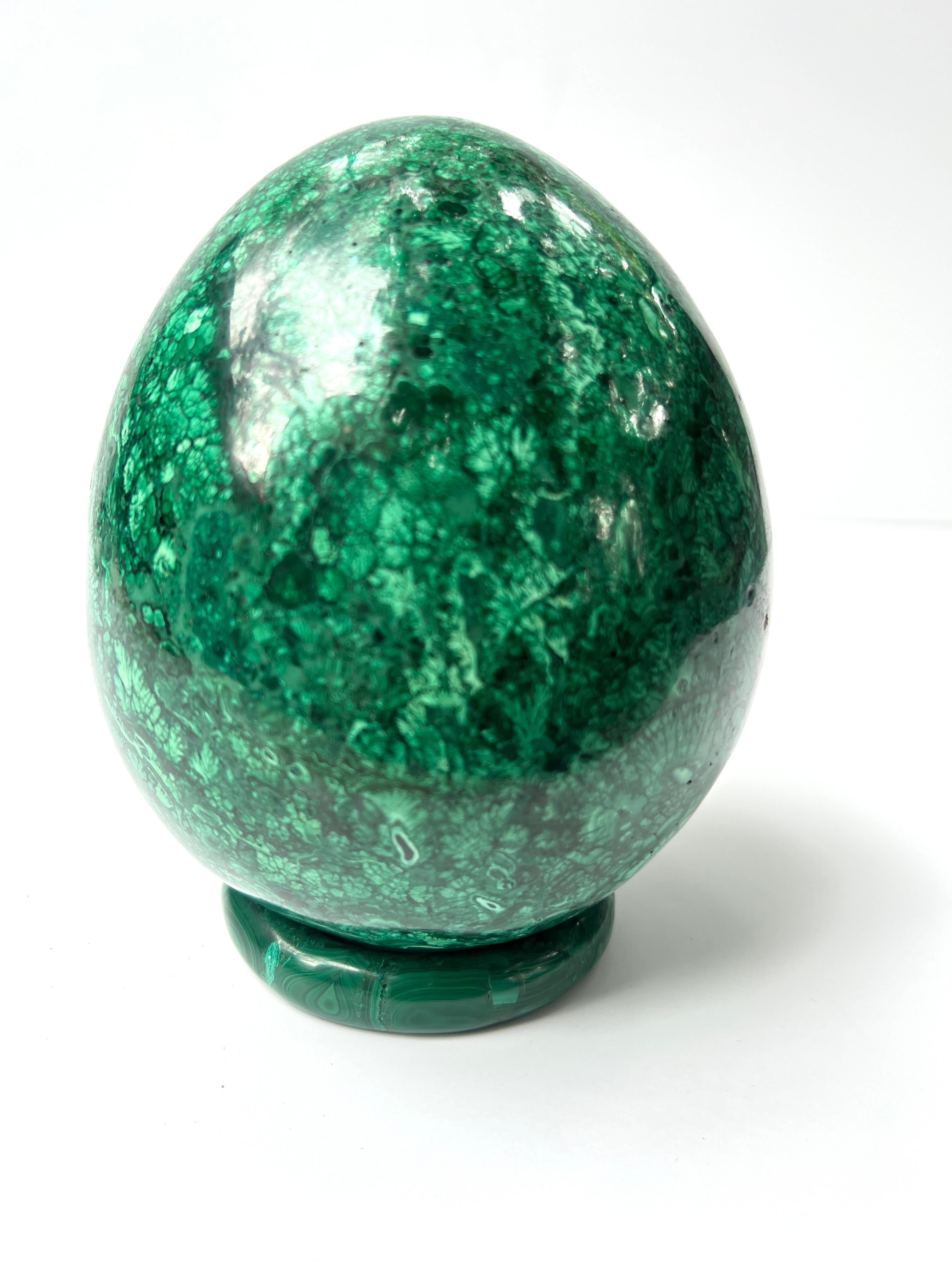 Russian Polished Malachite Shaped Egg On Malachite Band Stand In Good Condition For Sale In Los Angeles, CA