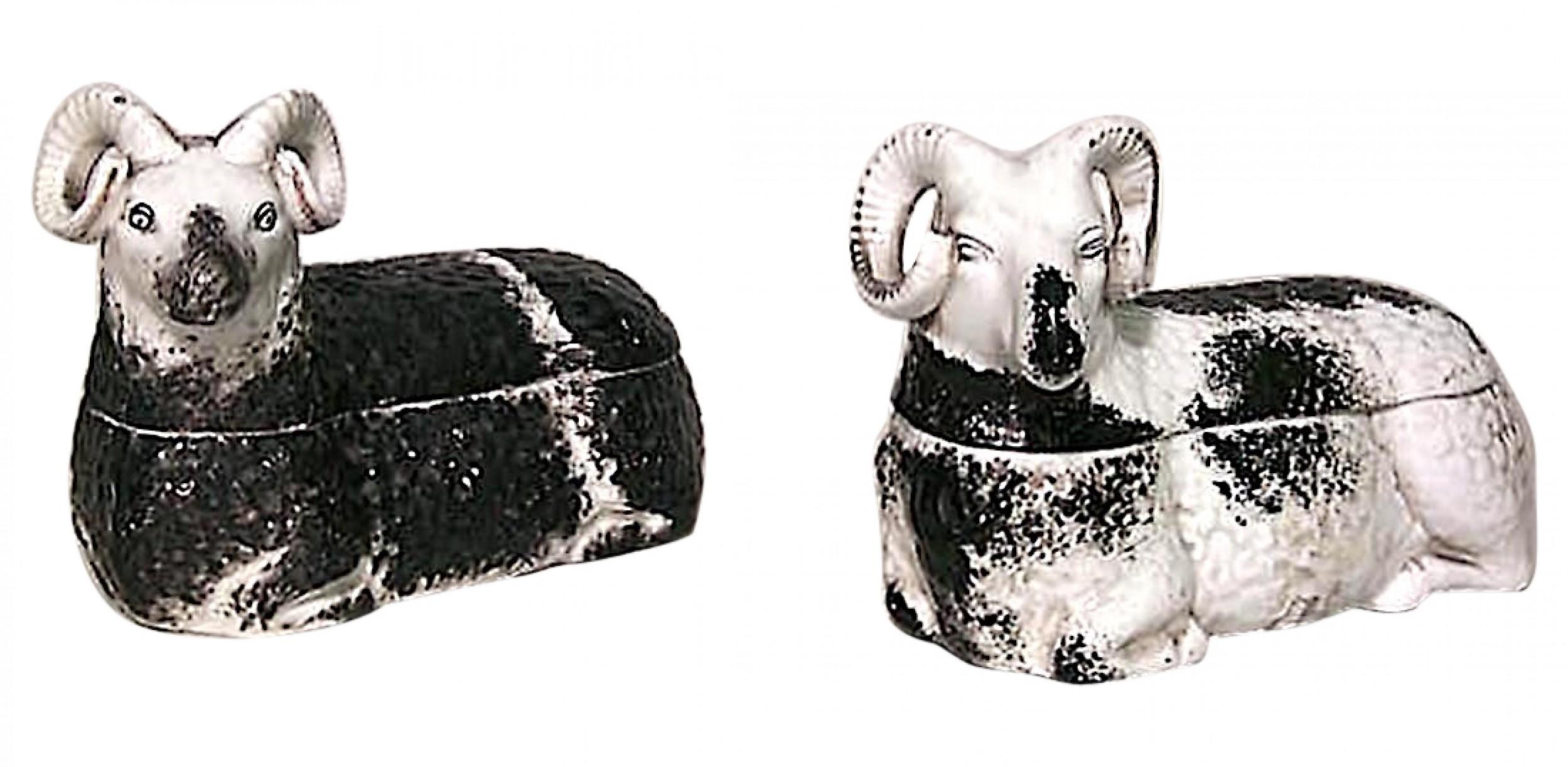 3 cajas rusas (Finales del siglo XIX / XX) de porcelana esmaltada cubierta en forma de carnero reclinado en blanco y negro (Fábrica Kusnetzoff)(PRECIADAS CADA UNA)