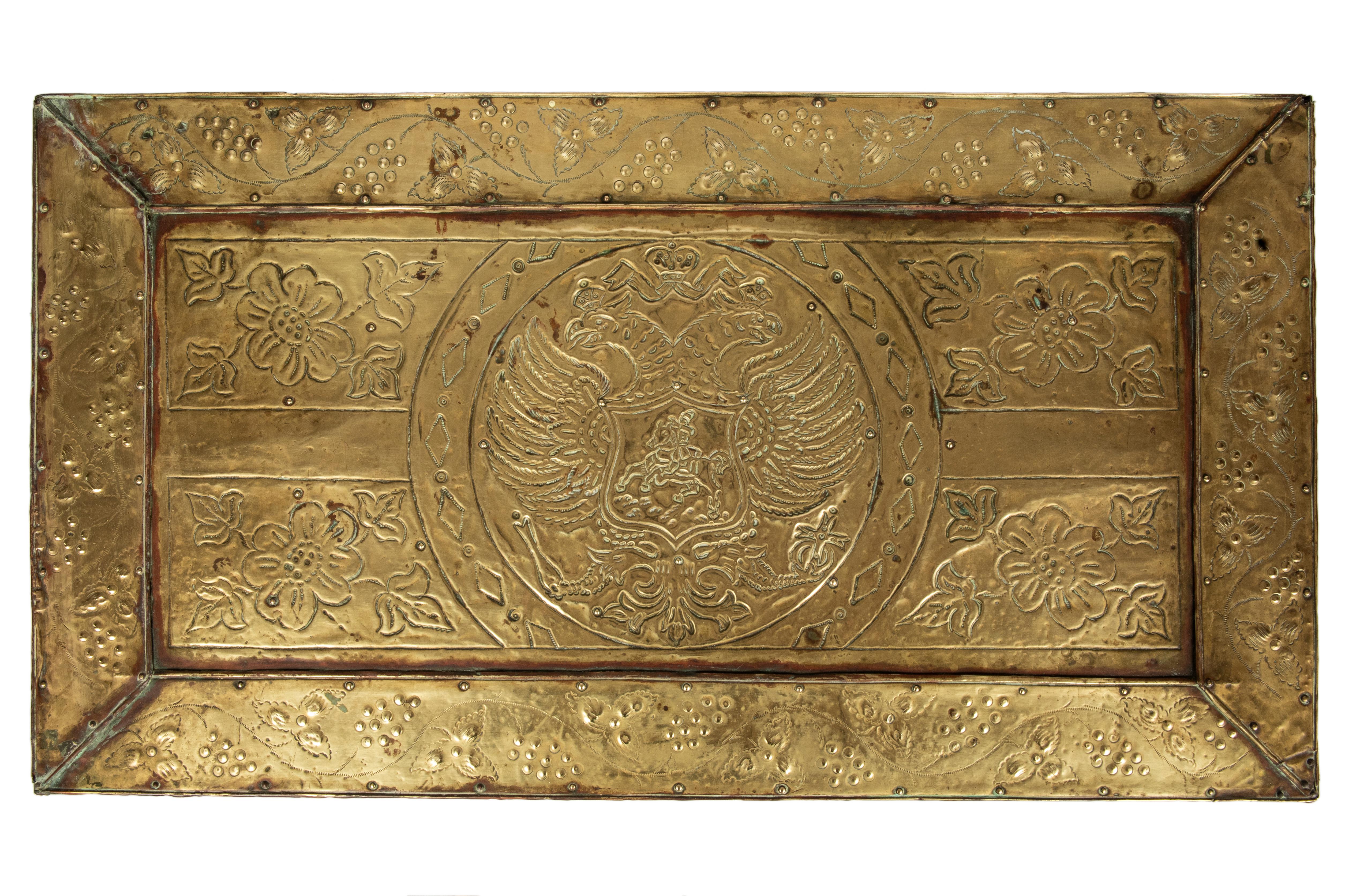 Rustico Baule russo in ottone Repoussé, metà del XIX secolo in vendita