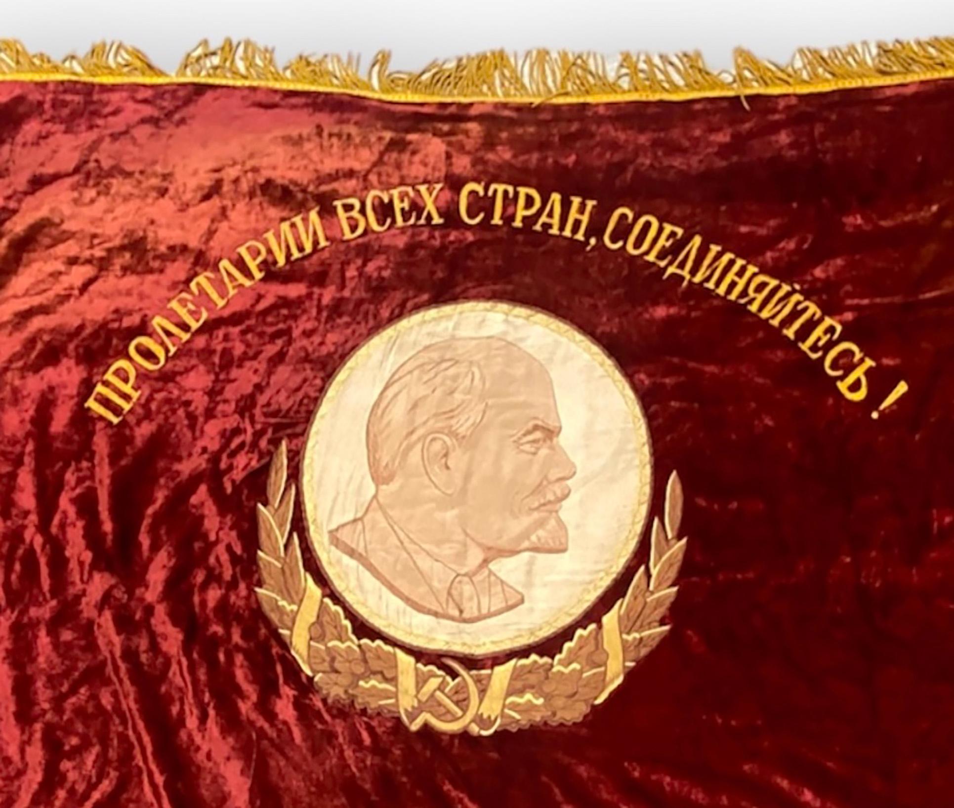 Russische revolutionäre Flagge  Front- und Rückseitenfransen um 1950  (Stoff) im Angebot