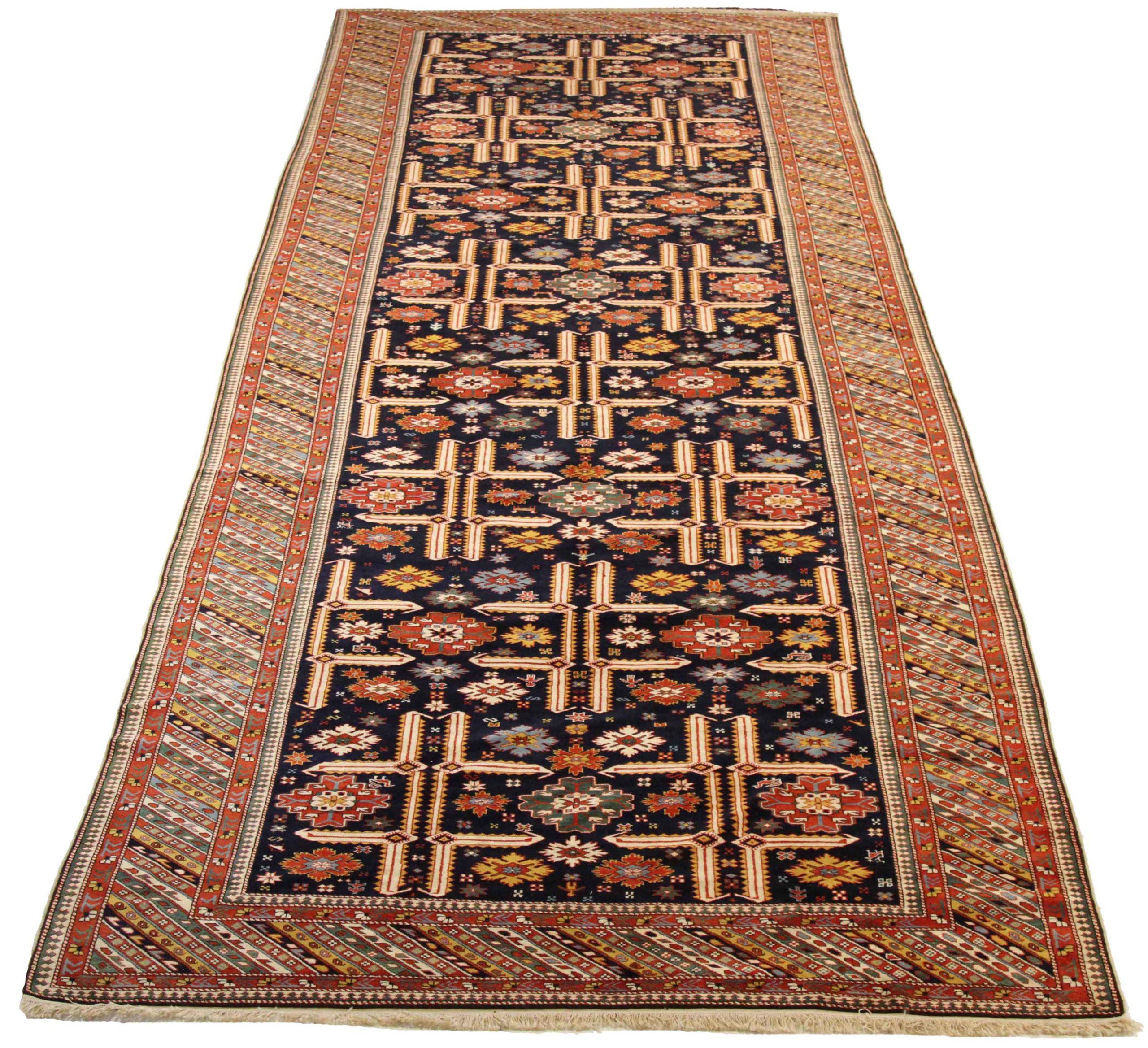 Scopri l'eleganza dei tappeti russi del 1880. Progettato con lana e avorio e blu-rosso, questo design esclusivo è perfetto per valorizzare il tuo spazio.