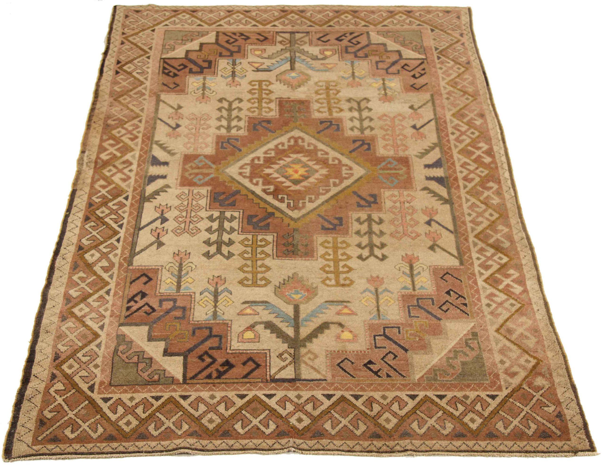 Scopri l'eleganza del Tappeto piccolo russo del 1910. Progettato con lana e blu-marrone-avorio, questo design esclusivo è perfetto per valorizzare il tuo spazio.