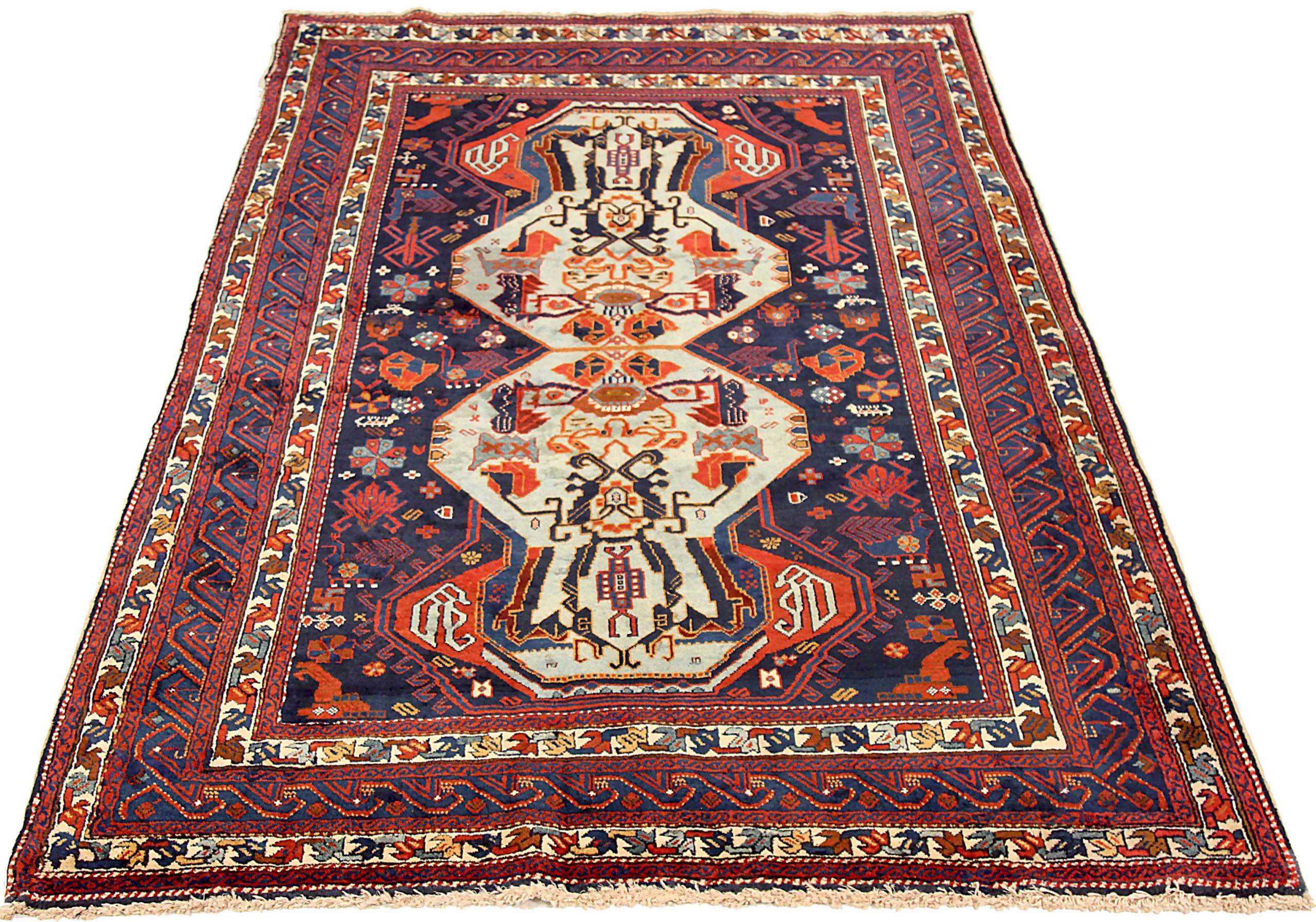 Entdecken Sie die Eleganz der russischen Sprache mit dem kleinen Teppich CIRCA 1910. Dieses exklusive Design aus Wolle und ElfenbeinMarineblauRot ist perfekt, um Ihren Raum zu verschönern.