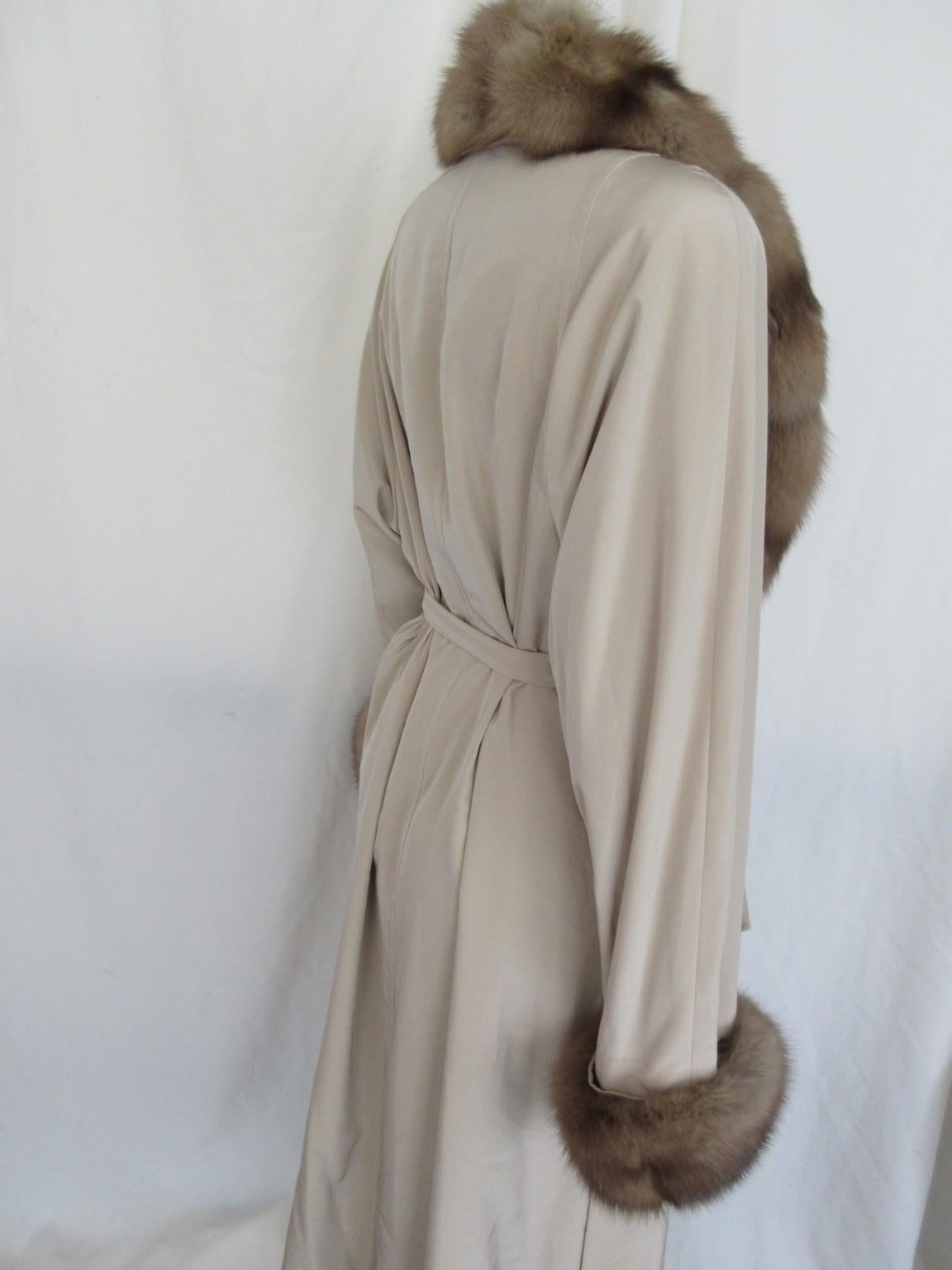 Russischer Trenchcoat mit Zobelpelzbesatz für Damen oder Herren im Angebot