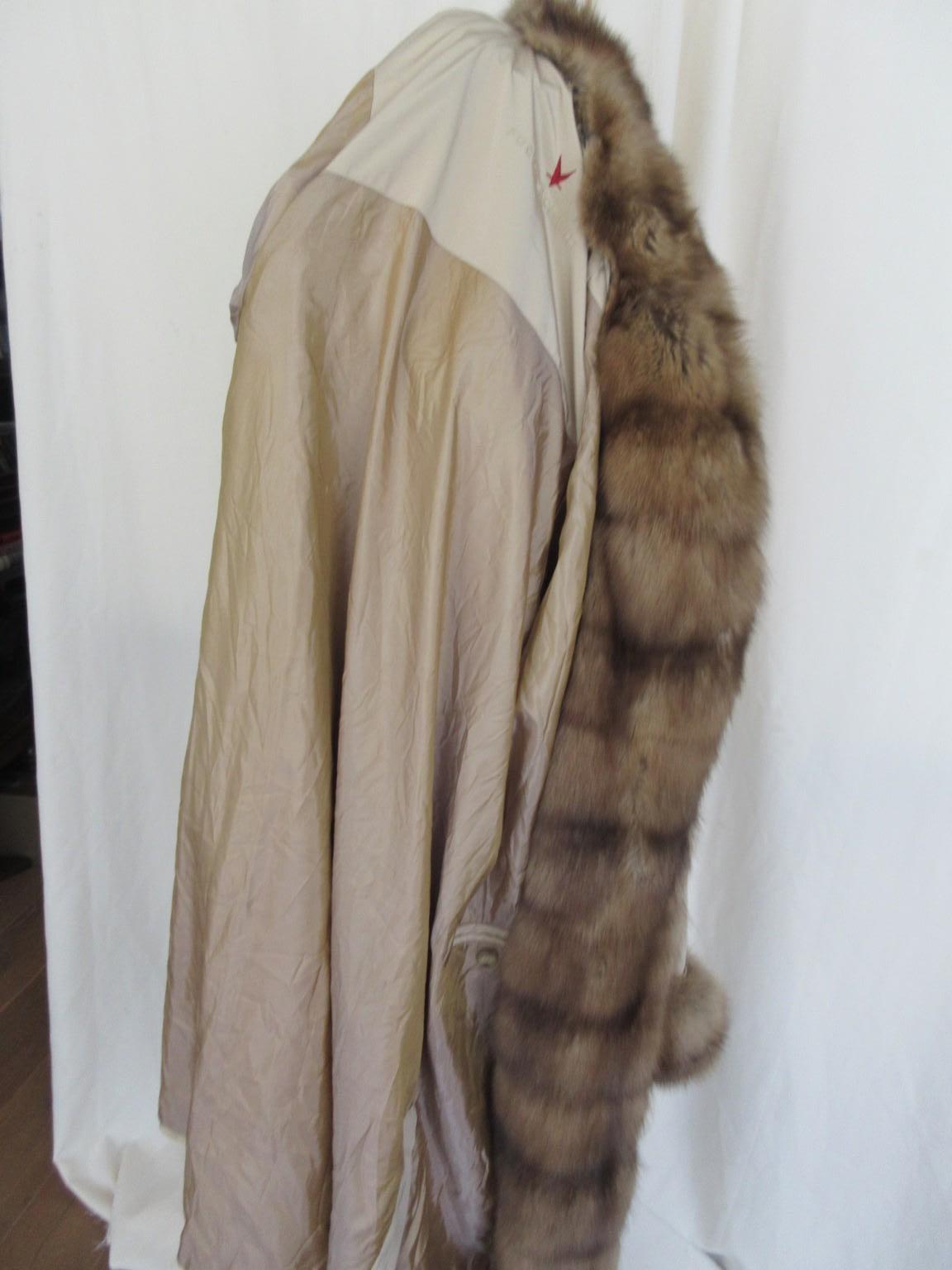 Russischer Trenchcoat mit Zobelpelzbesatz im Angebot 3