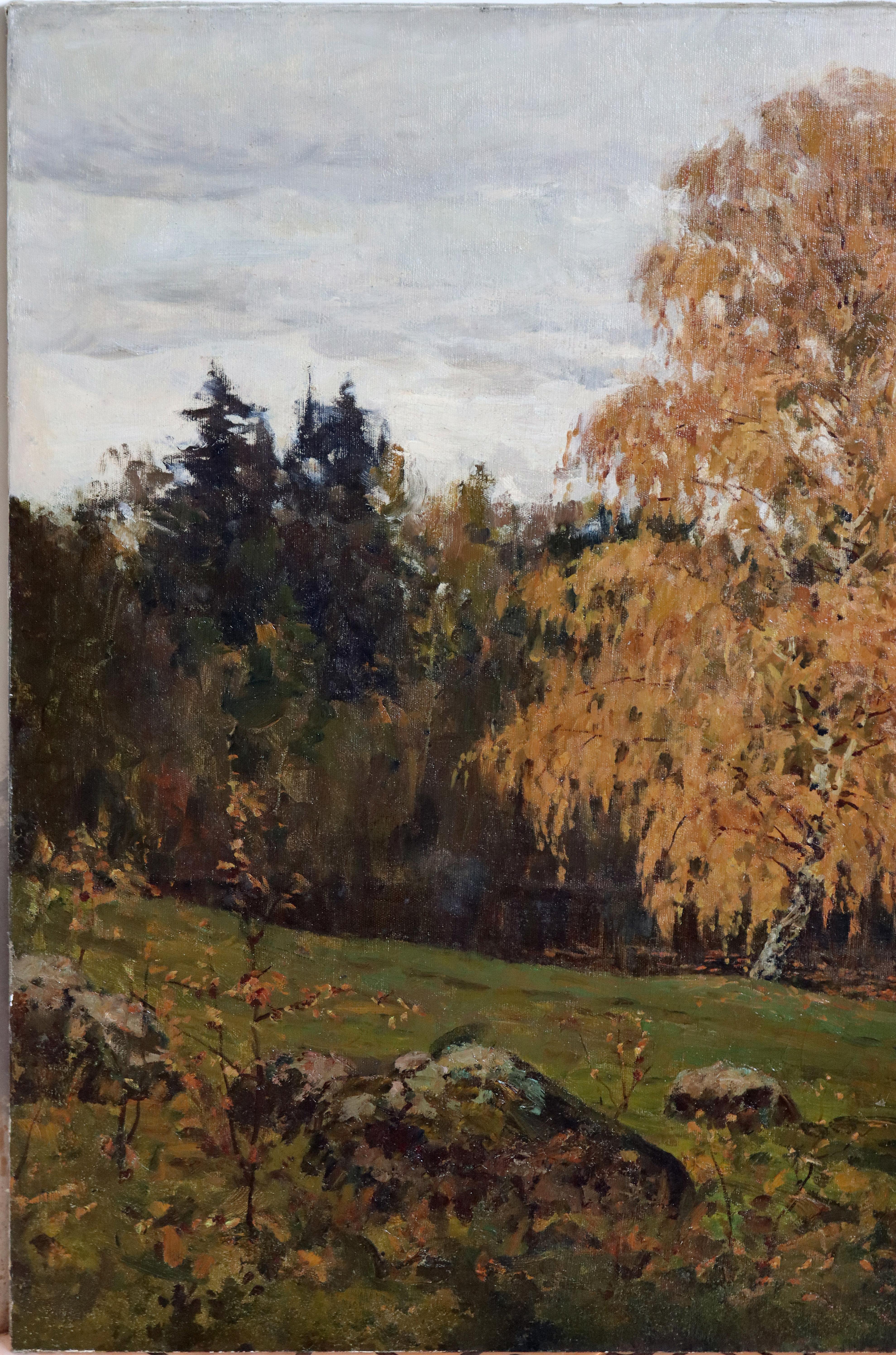 Cette œuvre d'art est un paysage envoûtant qui capture avec précision la transition sereine des saisons. Dominée par des arbres automnaux dorés, la scène est articulée autour de riches nuances d'ambre et d'ocre, encadrant une étendue d'eau calme et