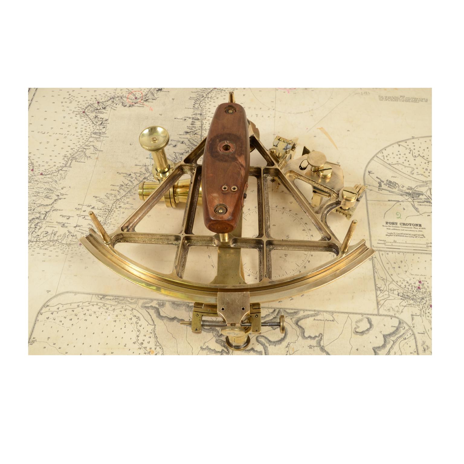 Russian Brass Antique Nautical Sextant Made  Early 1900s with Wooden Support In Good Condition In Milan, IT