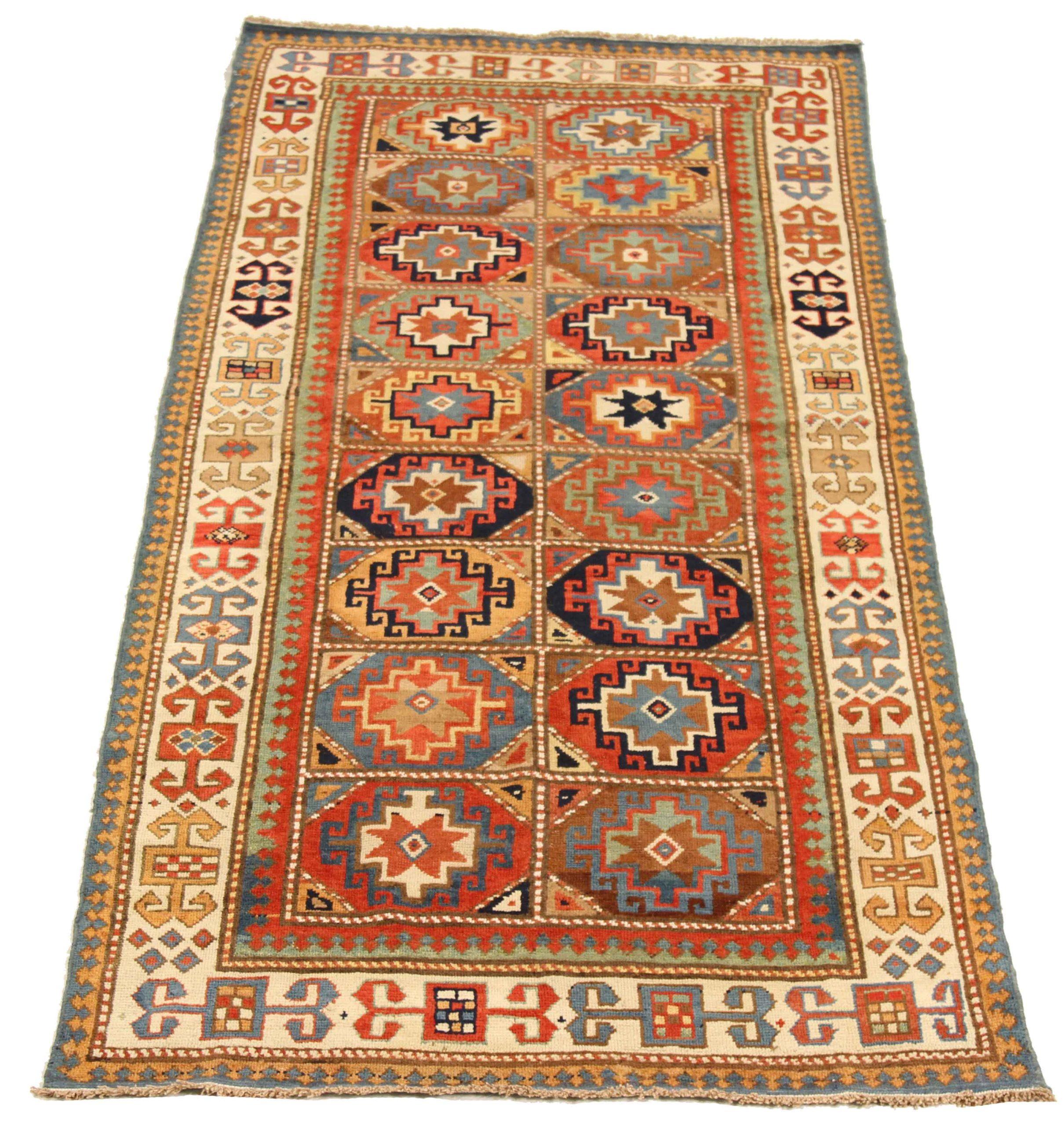Entdecken Sie die Eleganz des russischen Schirwan mit seinen Flächenteppichen. Dieses exklusive Design, das mit viel Liebe zum Detail entworfen wurde, ist perfekt, um Ihren Raum zu verschönern.
