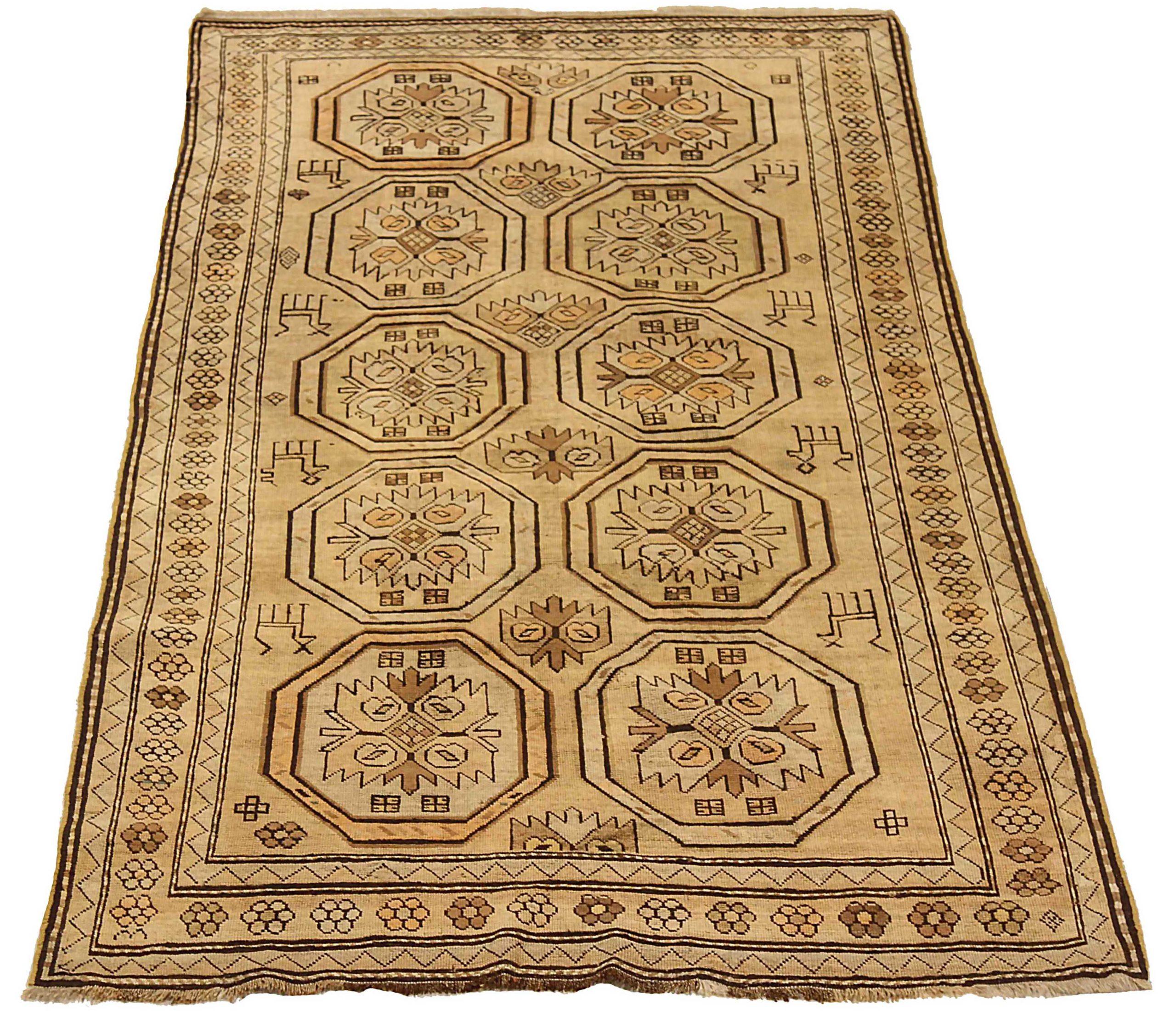 Scopri l'eleganza dello Shirvan russo con il Tappeto Piccolo del 1910 circa. Progettato in lana e marrone-avorio, questo design esclusivo è perfetto per valorizzare il tuo spazio.