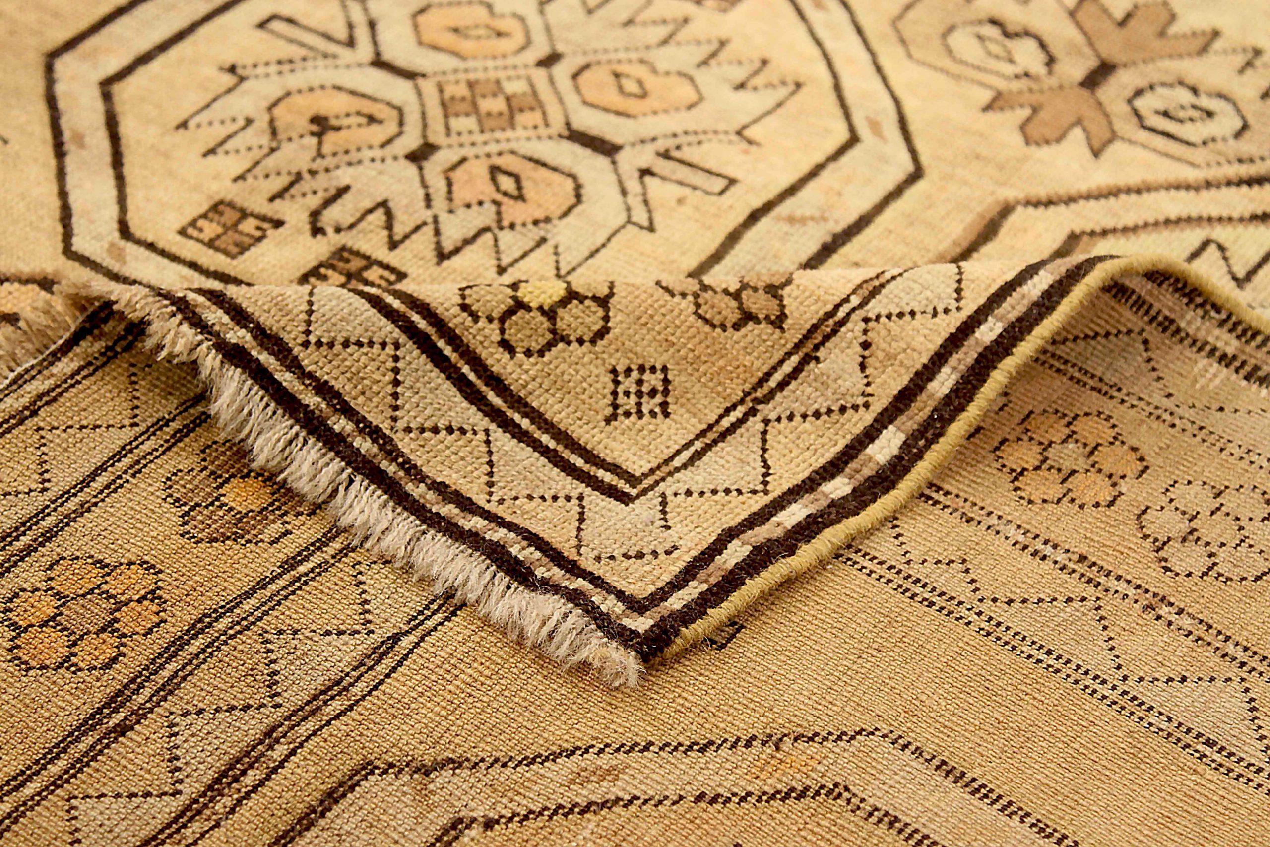 Tappeto russo Shirvan Small Design 1910 circa - Lana marrone e avorio - 72545 In condizioni ottime in vendita a Dallas, TX
