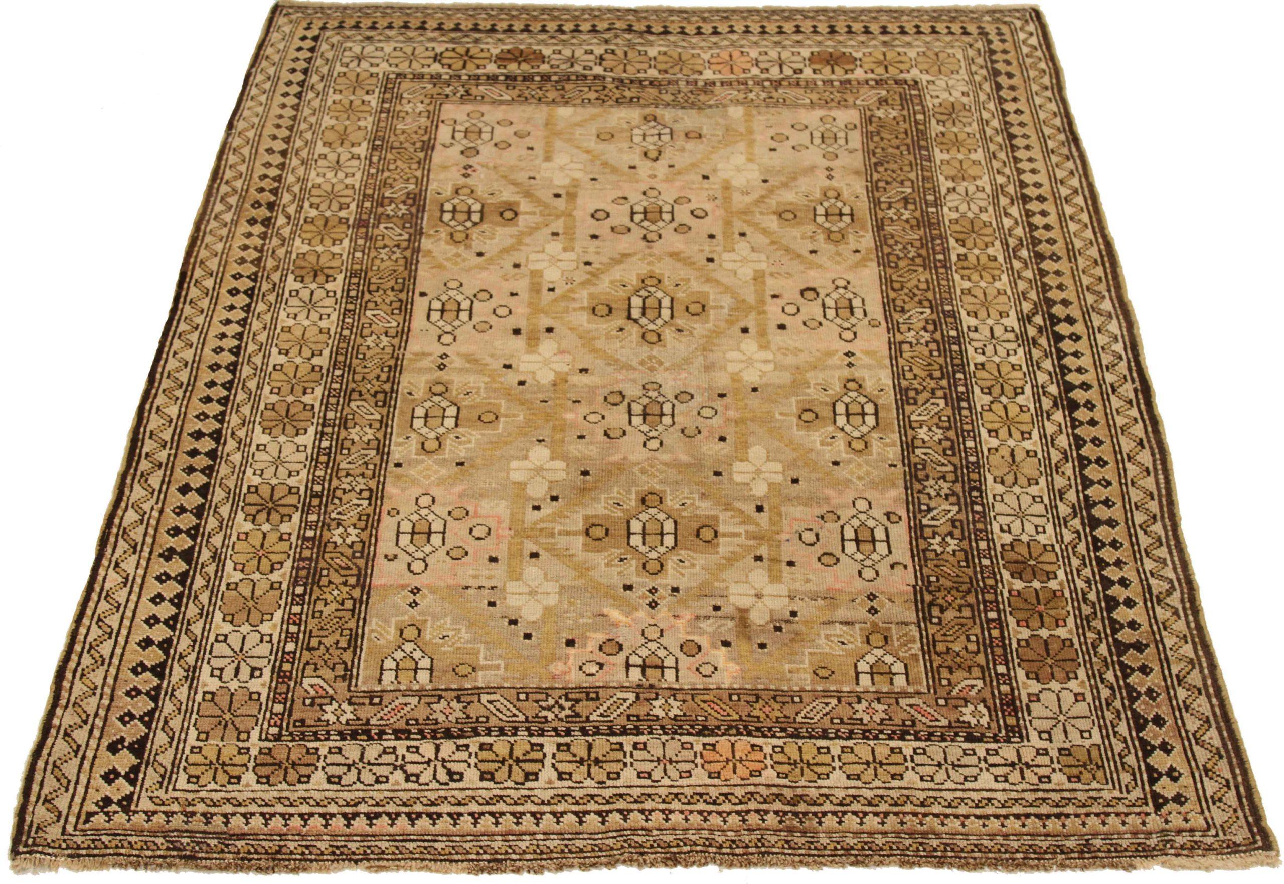 Entdecken Sie die Eleganz des russischen Schirwan mit dem kleinen Teppich von CIRCA 1910. Dieses exklusive Design aus Wolle und IvoryPinkYellow ist die perfekte Ergänzung für Ihren Raum.