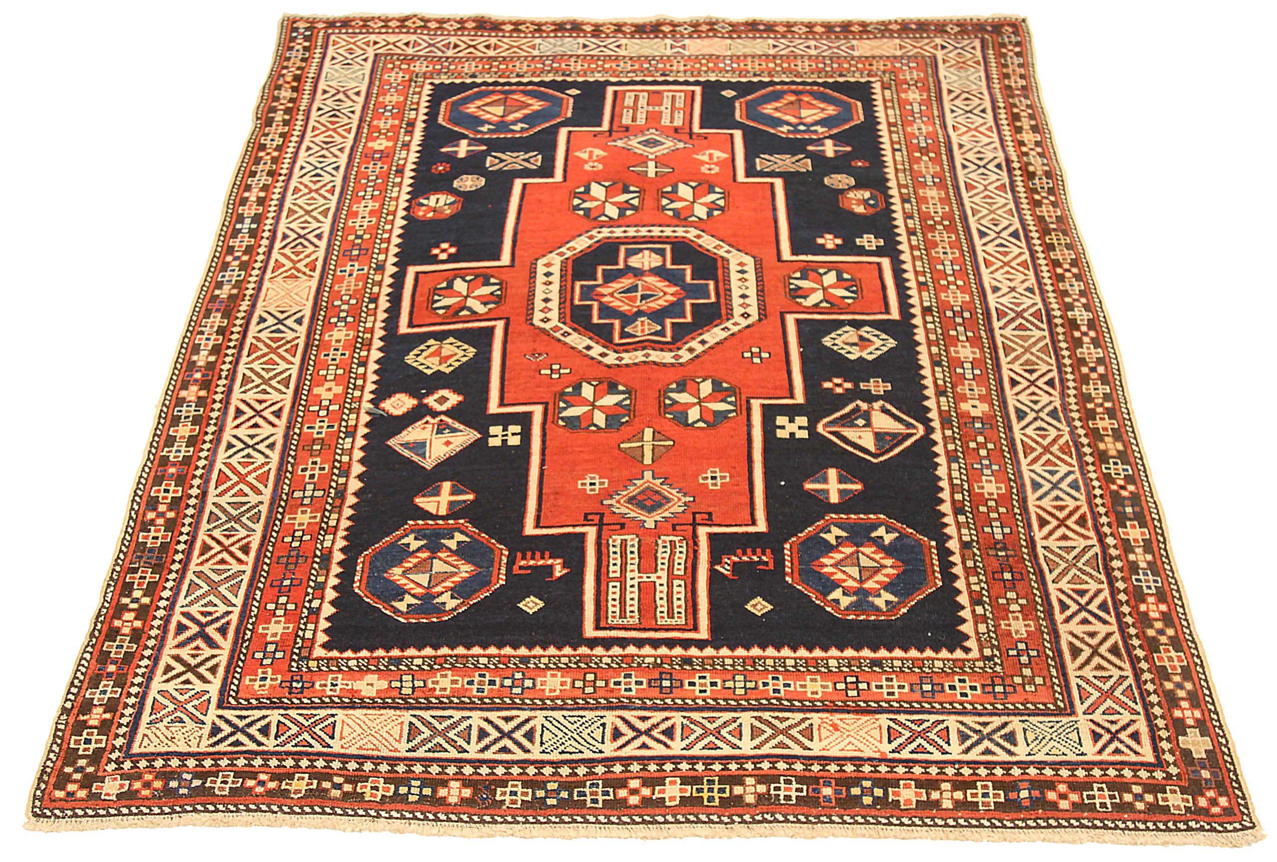 Entdecken Sie die Eleganz des russischen Schirwan mit dem kleinen Teppich von CIRCA 1940. Dieses exklusive Design aus Wolle und Schwarz-Elfenbein-Rot ist perfekt, um Ihren Raum aufzuwerten.