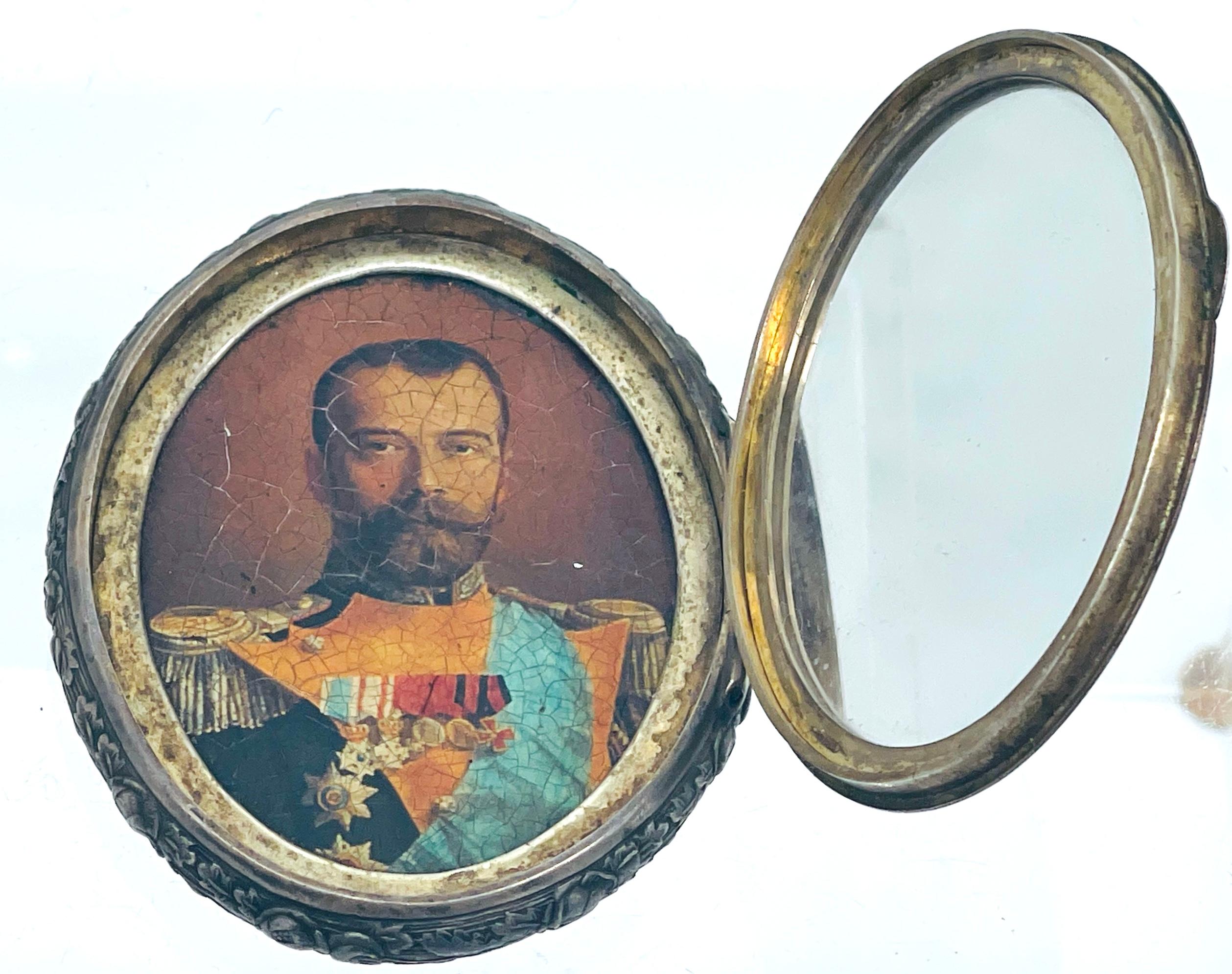 Ein außergewöhnliches Objet'd'Art, eine russische Reise-Gedenkikone aus Silber von 1913, ist eine ergreifende Hommage an die Herrschaft von Zar Nikolaus II. Dieses seltene Stück, das 1913 zum Gedenken an die Große Pilgerfahrt von Zar Nikolaus II.