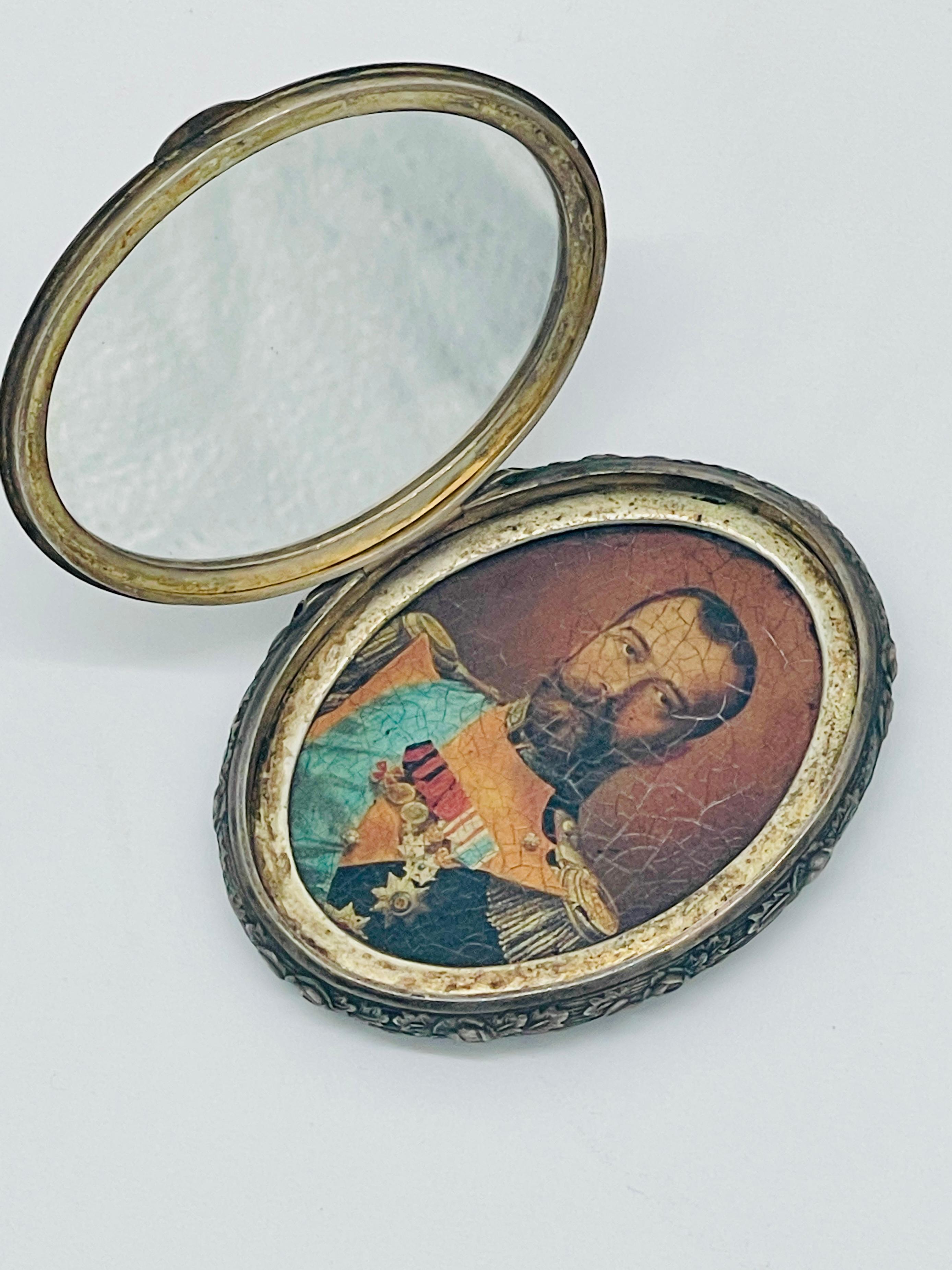 Russisches Silber 1913 Gedenkikone / Porträt Zar Nikolaus II, beschriftet  (20. Jahrhundert) im Angebot