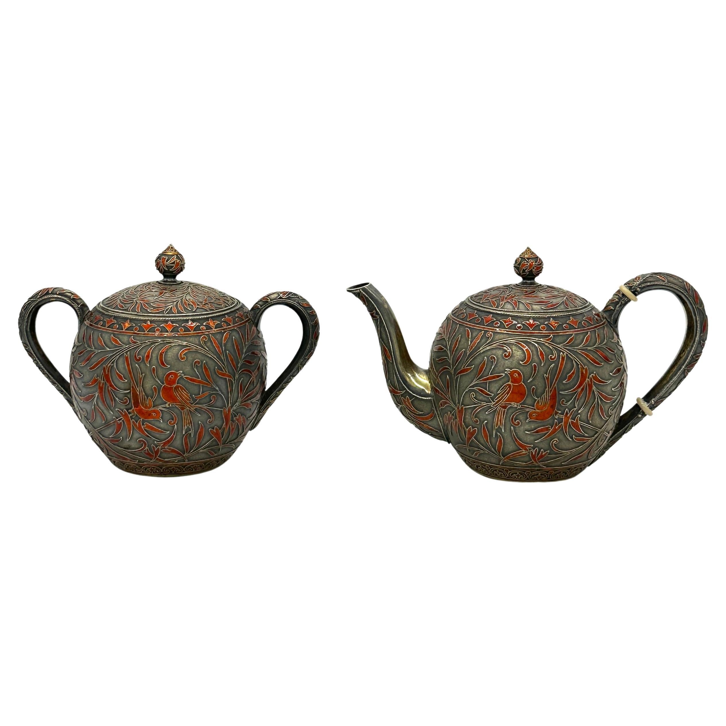 Le thé, qui était un ingrédient important de la culture russe, a été importé de Chine, mais les Russes ont fabriqué beaucoup de services à thé et de boîtes à thé dans le goût chinois. Cette théière et cette boîte à sucre sont l'un de ces exemples,