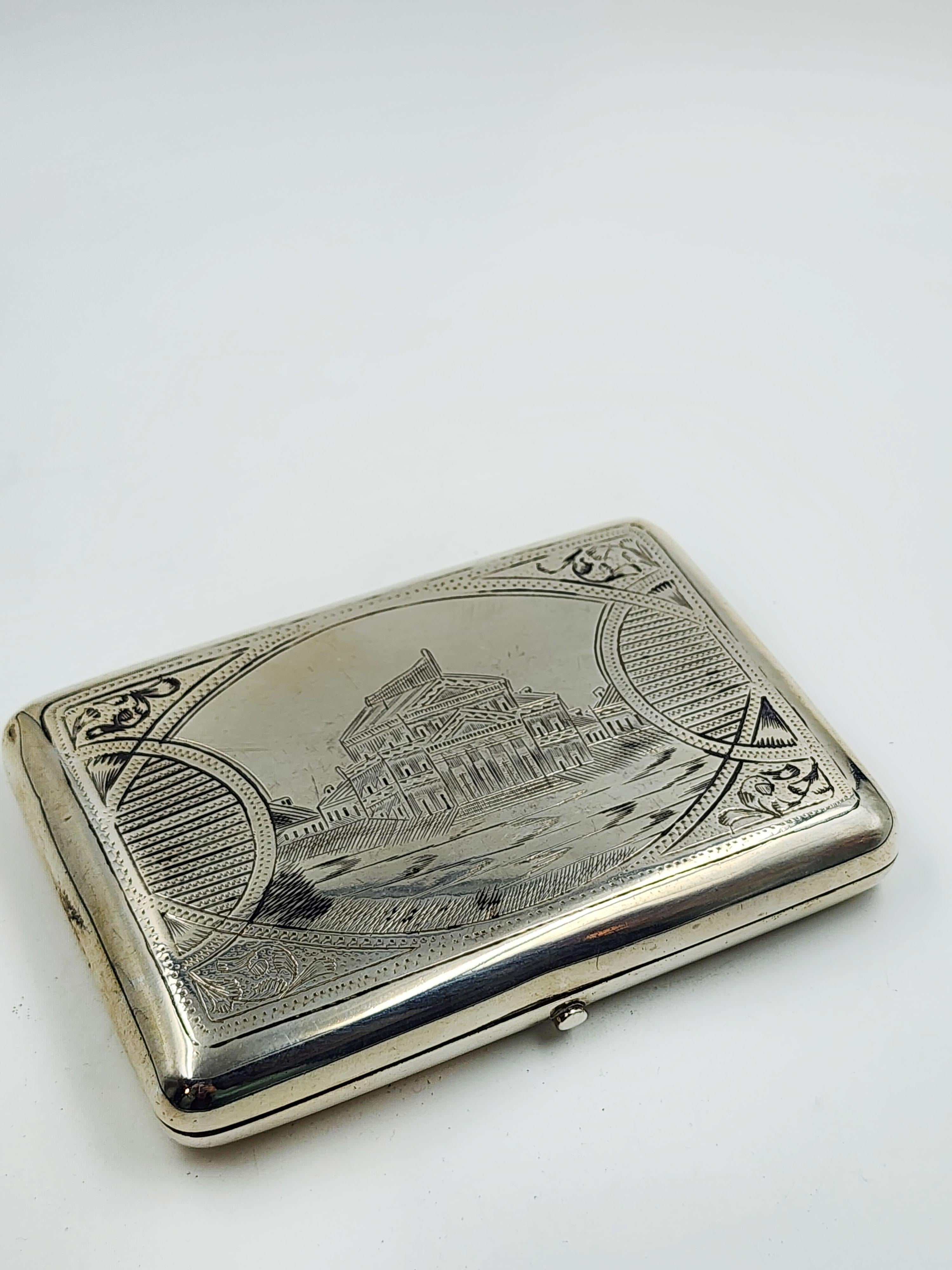 Russian silver cigarette case with nickel 20th Century
Beautiful top quality Russian silver cigarette case, with a nickel engraved design that represents a large establishment with columns
Measures:
Height: 2 centimeters
Length: 11.5