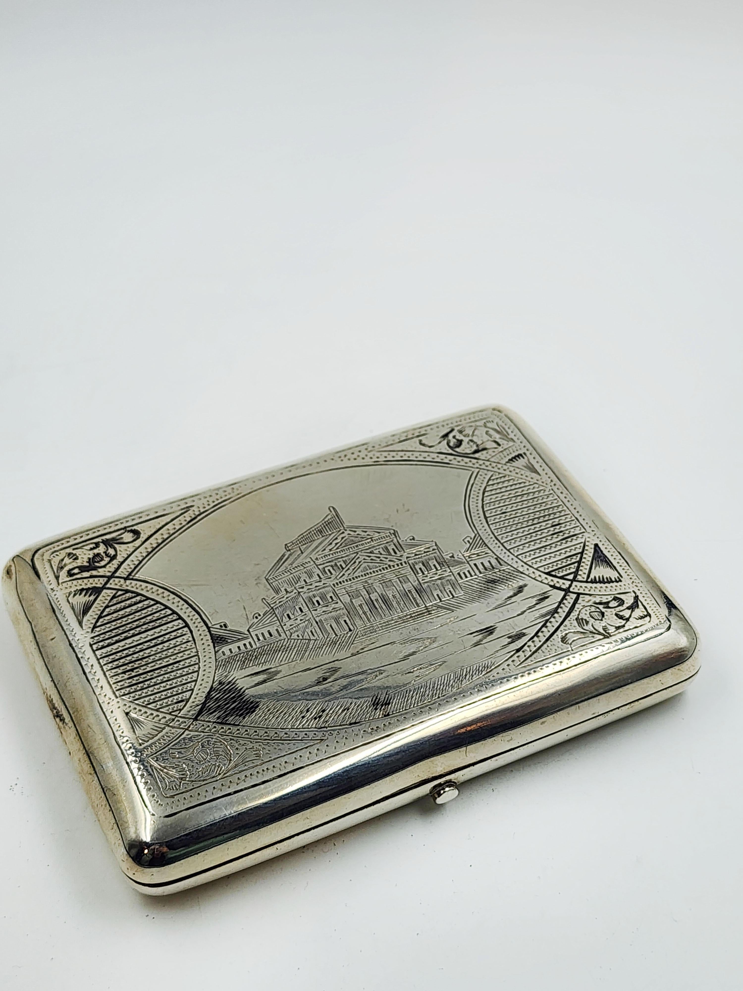 Portasigarette russo in argento e nichel XX secolo
Bellissimo portasigarette in argento russo di alta qualità, con un disegno inciso al nichel che rappresenta un grande stabilimento con colonne
Misure:
Altezza: 2 centimetri
Lunghezza: 11,5