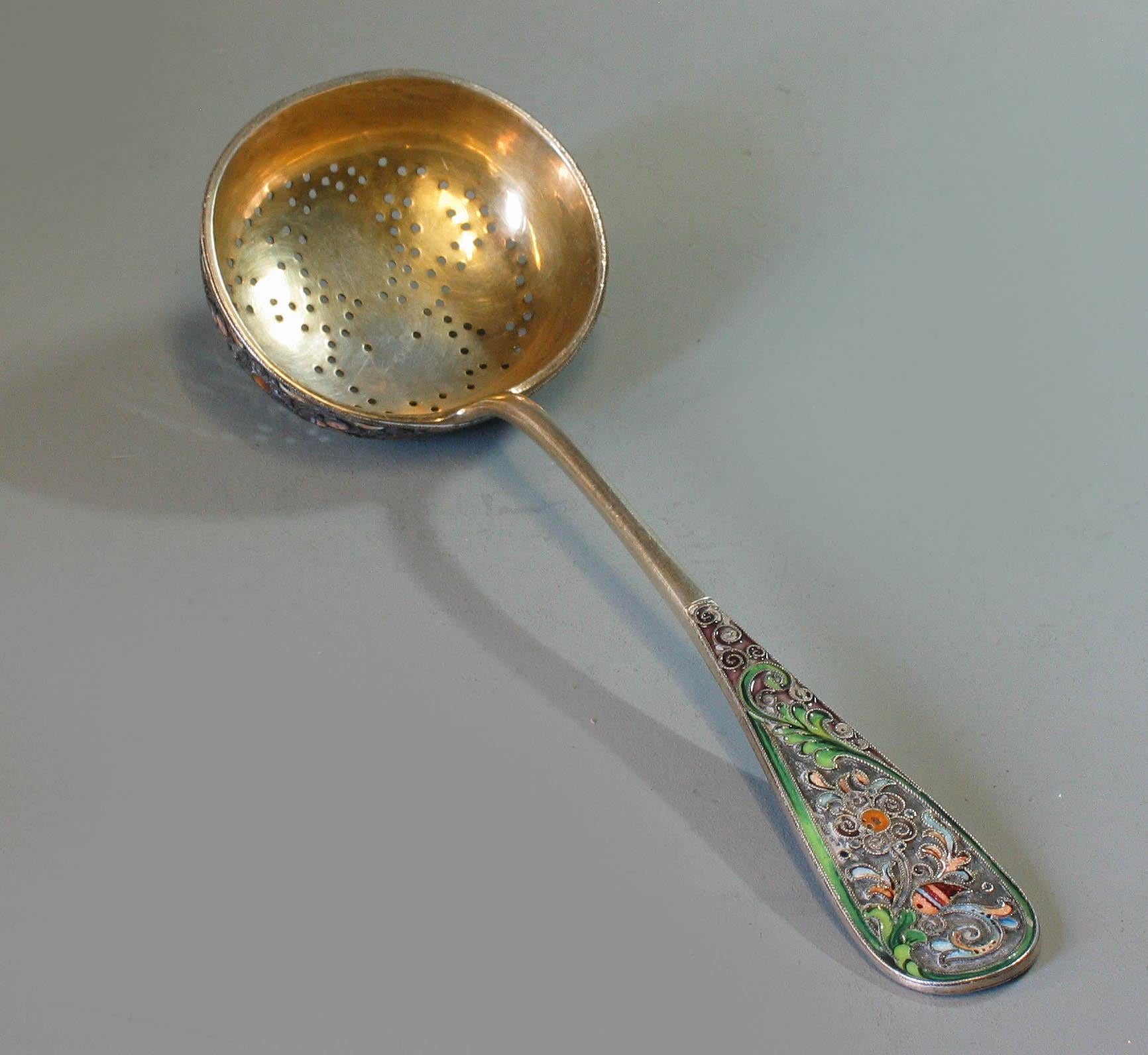 Russischer Silbervergoldeter & Cloissone-Emaille-Sieblöffel 11th Artel Moscow, 1908-1917 (Baltisch) im Angebot