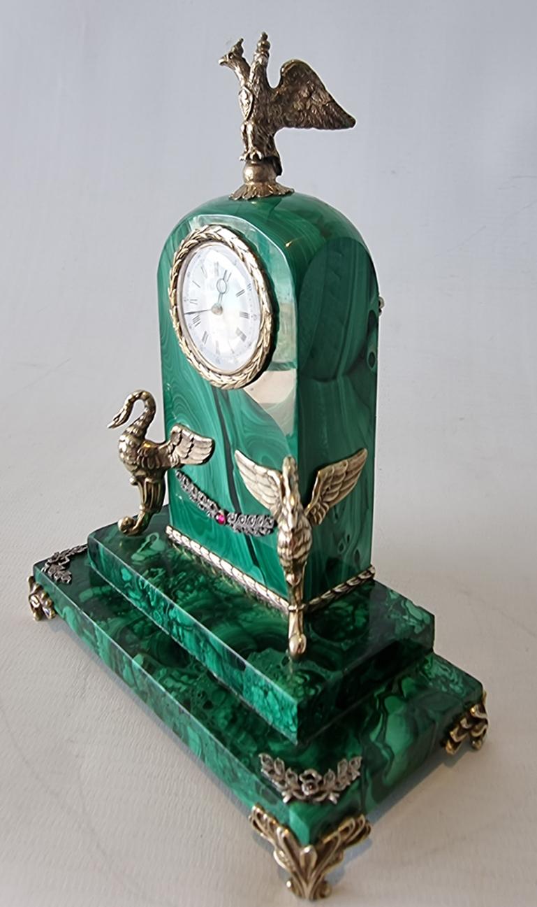 Russischer Miniatur-Schreibtisch-Zeitmesser aus vergoldetem Silber, Diamanten und Malachit (Frühes 20. Jahrhundert) im Angebot