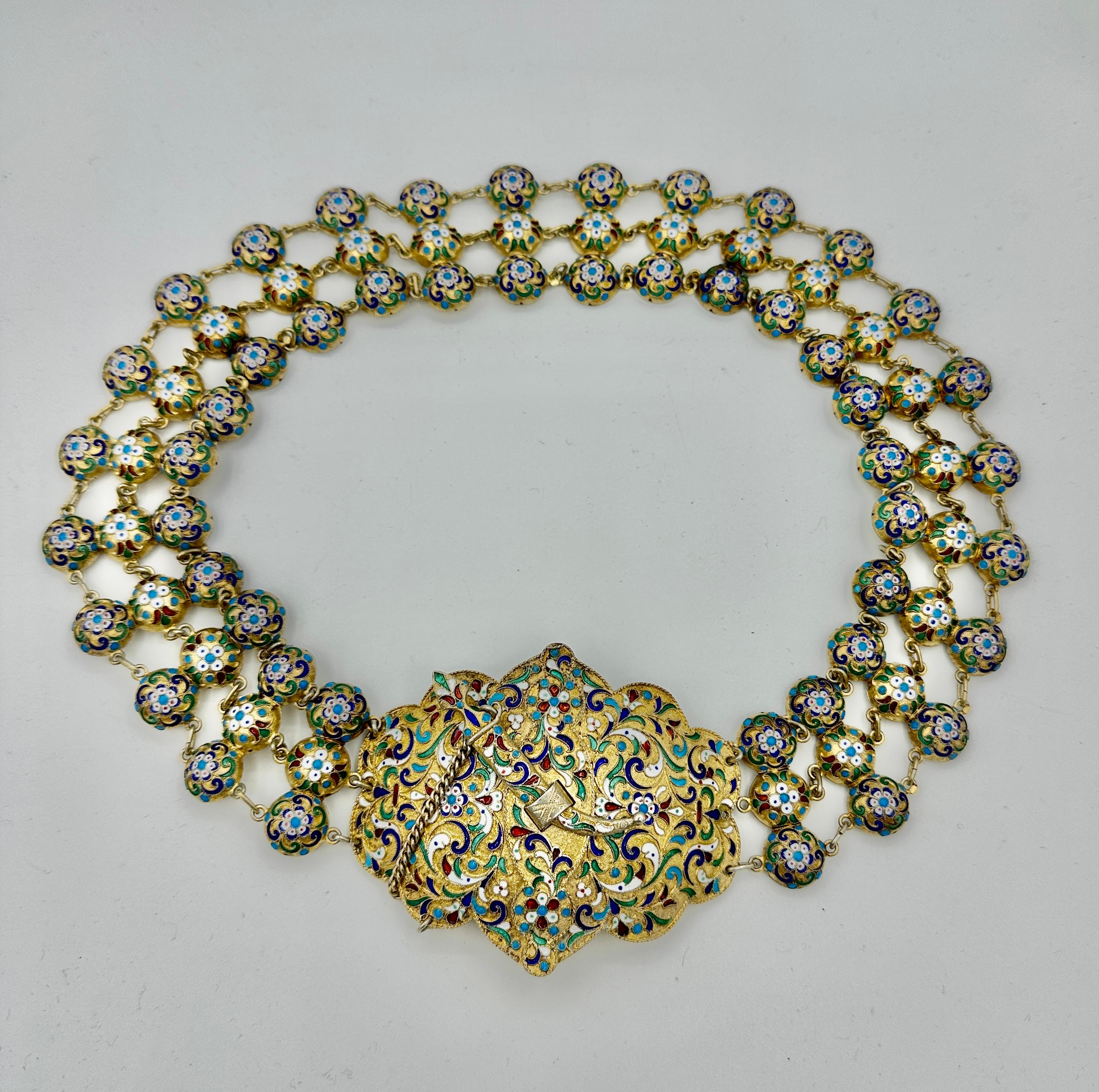 Concediti una cintura o una collana in argento russo dorato e smaltato di qualità museale, proveniente da ST. PETERSBURGHESE E RISALENTE AL 1908-1917.   L'imponente cintura in argento dorato e smalto cloisonné comprende tre file di bottoni a cupola