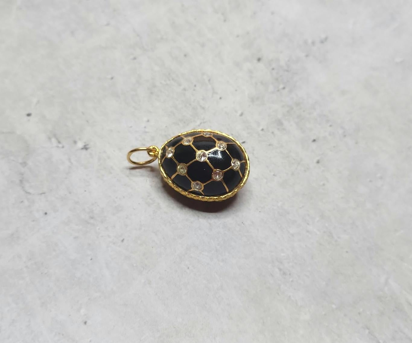 Wir präsentieren einen atemberaubenden Anhänger in Form eines Eies aus vergoldetem Silber und Emaille aus dem russischen Kaiserreich 84. Dieses exquisite Stück zeigt ein Reliefbild des Kobaltnetzes mit grünen und klaren Kristallen, die mit Gold und