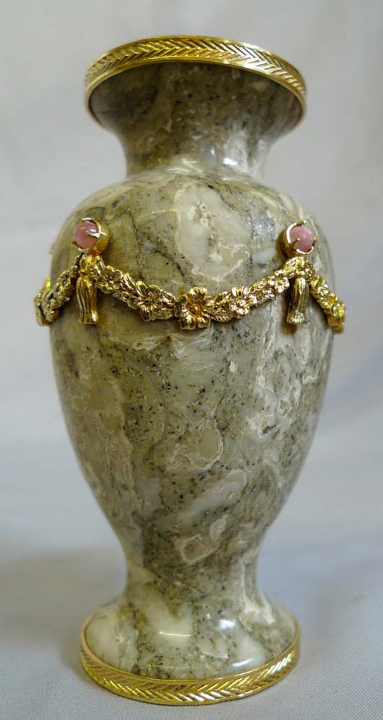 Un'urna di agata molto attraente. Decorato sul bordo e sul piede con decorazioni a tratteggio in argento dorato. Intorno al corpo del vaso ci sono cinque fasce di fiori e nastri trattenuti da cinque Jewell. Condizioni perfette. Probabilmente è russo