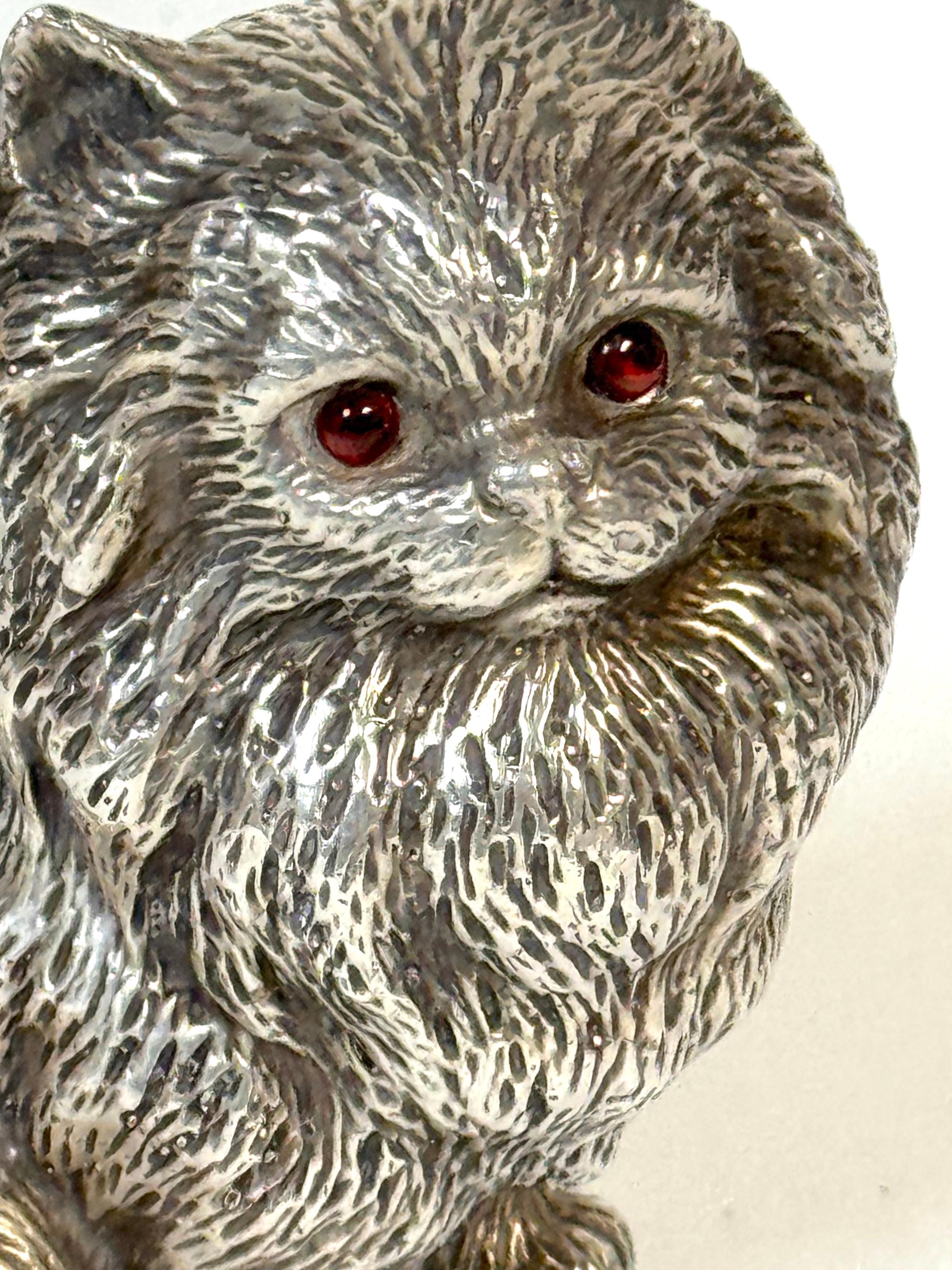 Russe Sculpture russe en argent représentant un chat persan, période soviétique, 88 Zolotnik, marquée 