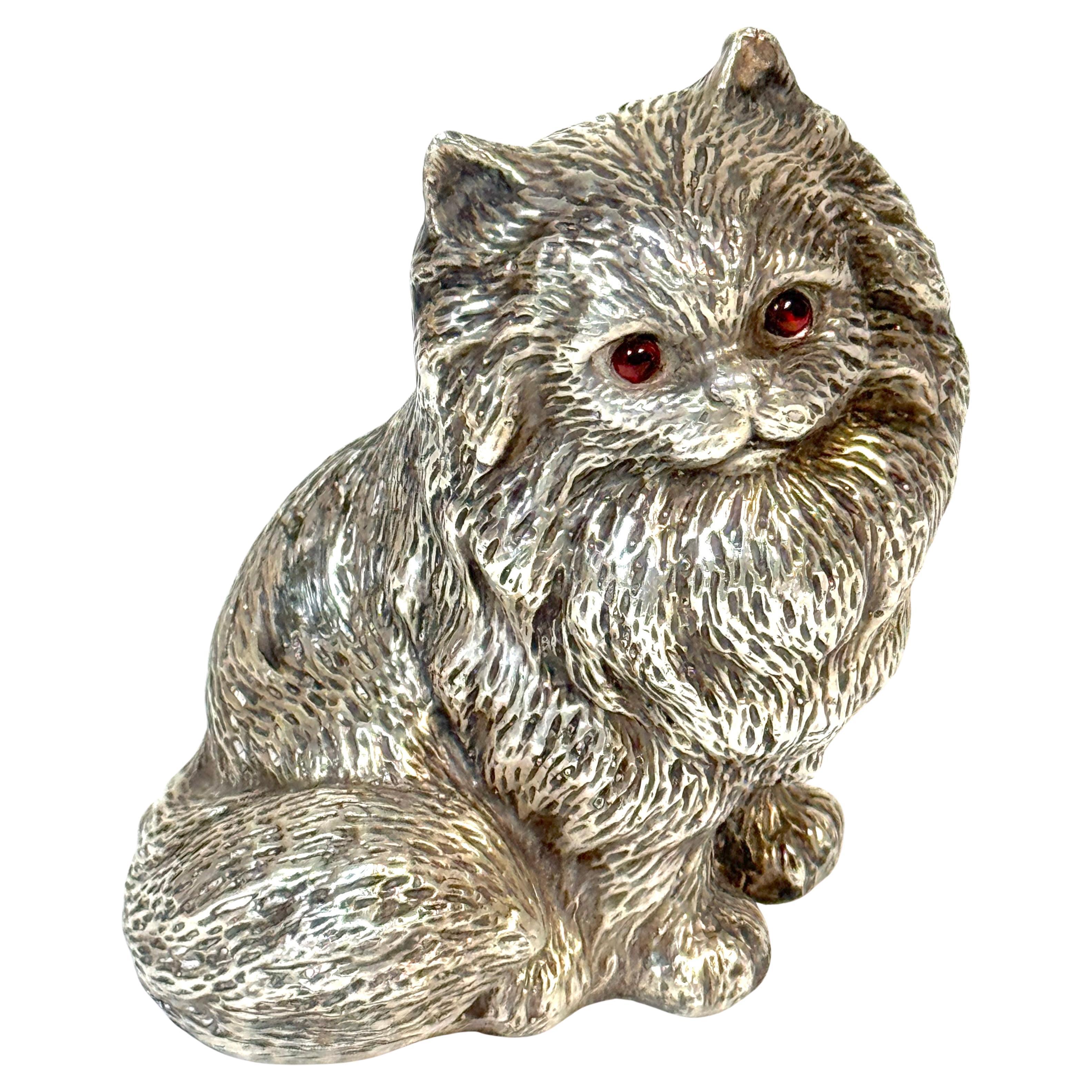 Sculpture russe en argent représentant un chat persan, période soviétique, 88 Zolotnik, marquée "S.W." en vente