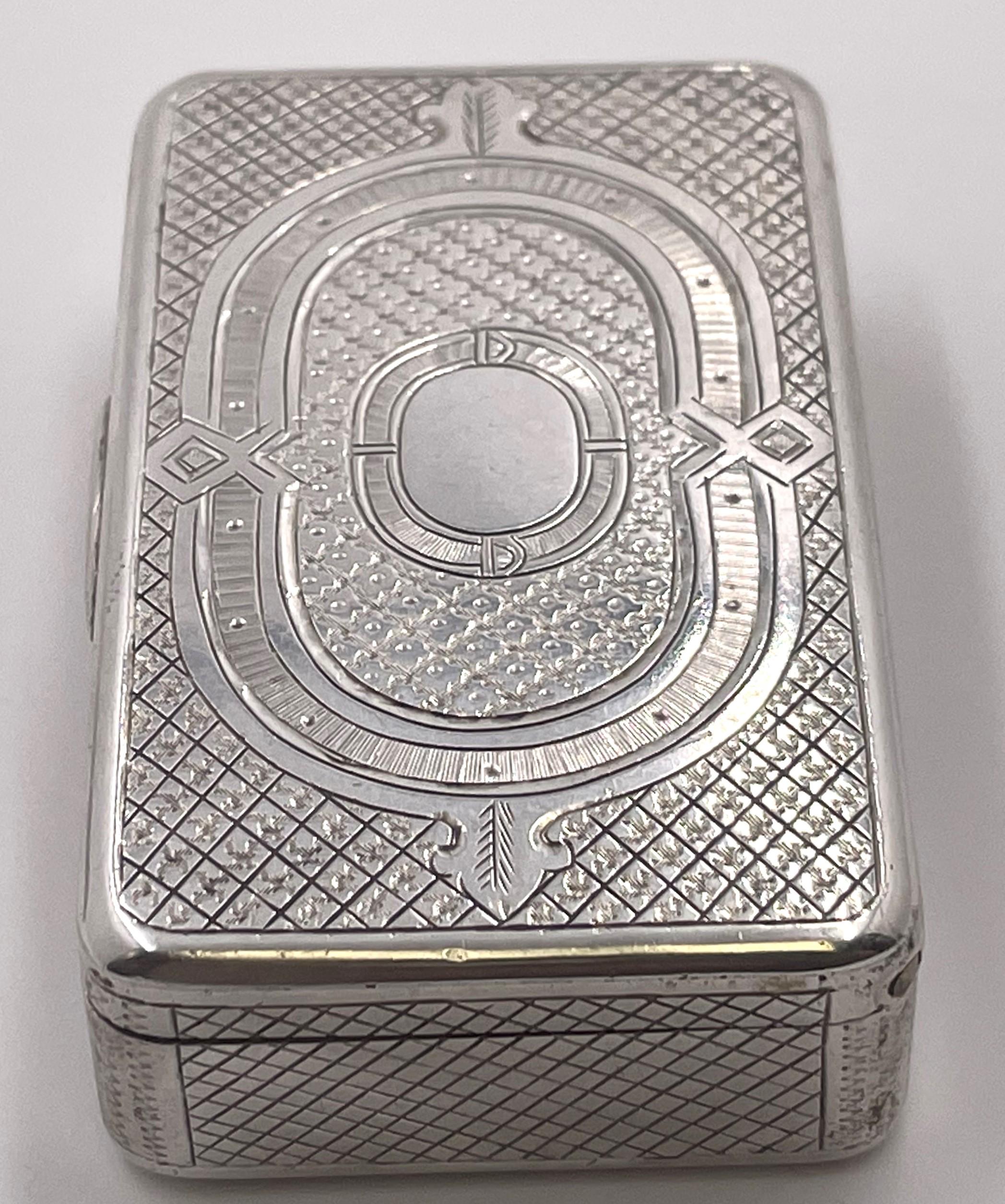 Russische Silberschnupftabakdose von 1872, innen vergoldet, mit schönem Windel- und geometrischem Muster. Sie misst 2 7/8'' in der Tiefe, 1 3/4'' in der Breite und 3/4'' in der Höhe, wiegt 3 Feinunzen und trägt die abgebildeten Punzen.

Bitte zögern
