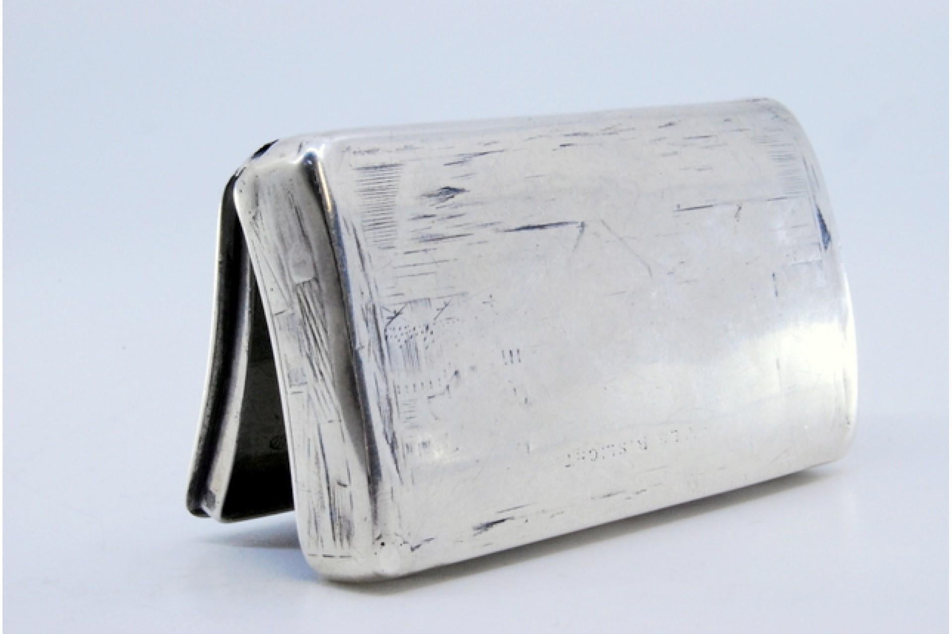 European Russian silver snuff box with a curved shape and traces of engraving For Sale