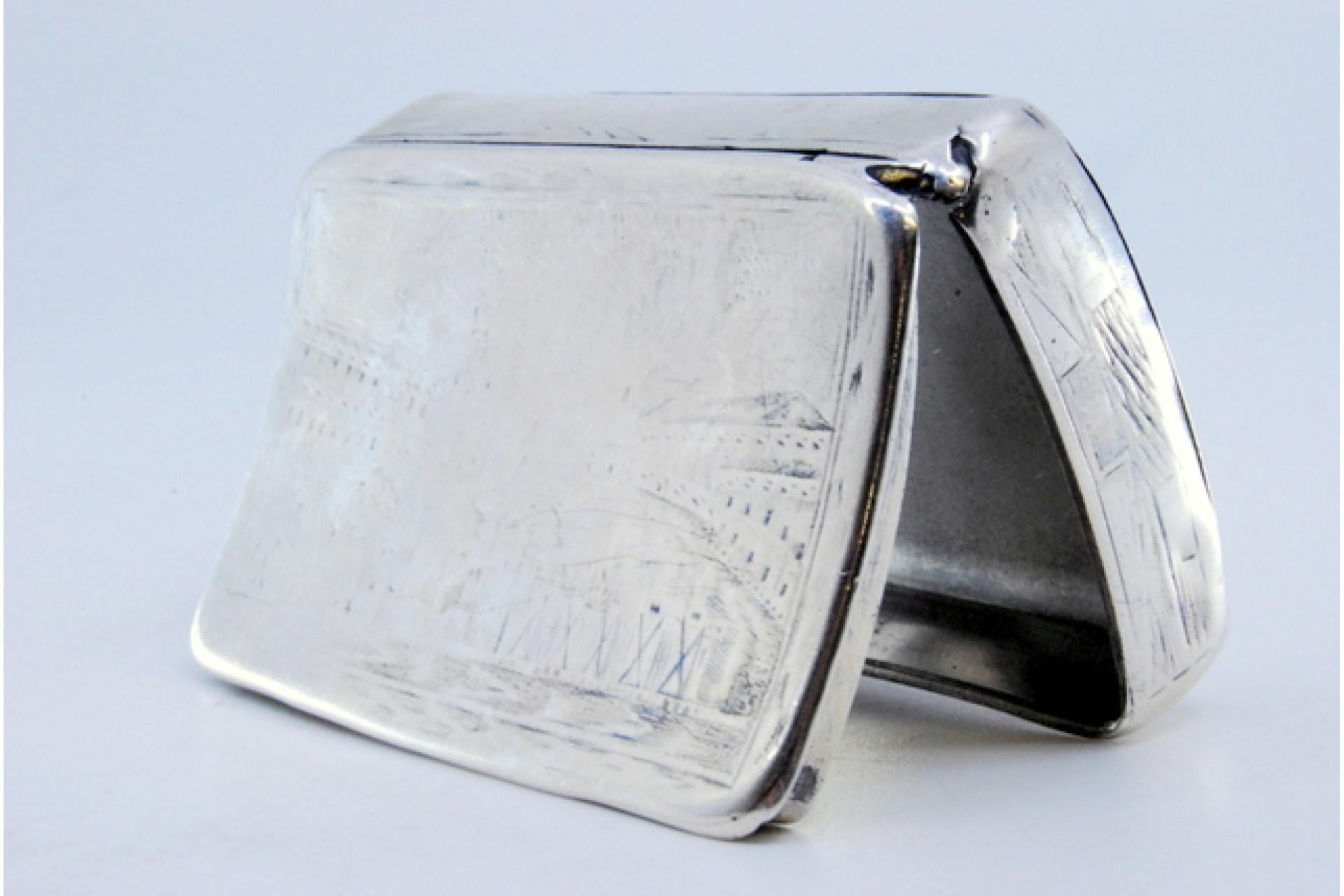 Russian silver snuff box with a curved shape and traces of engraving In Good Condition For Sale In Porto, PT