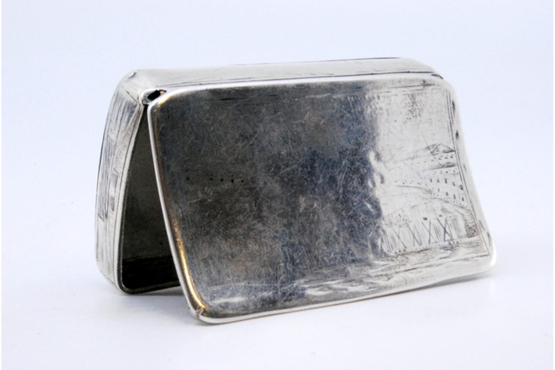 19th Century Russian silver snuff box with a curved shape and traces of engraving For Sale