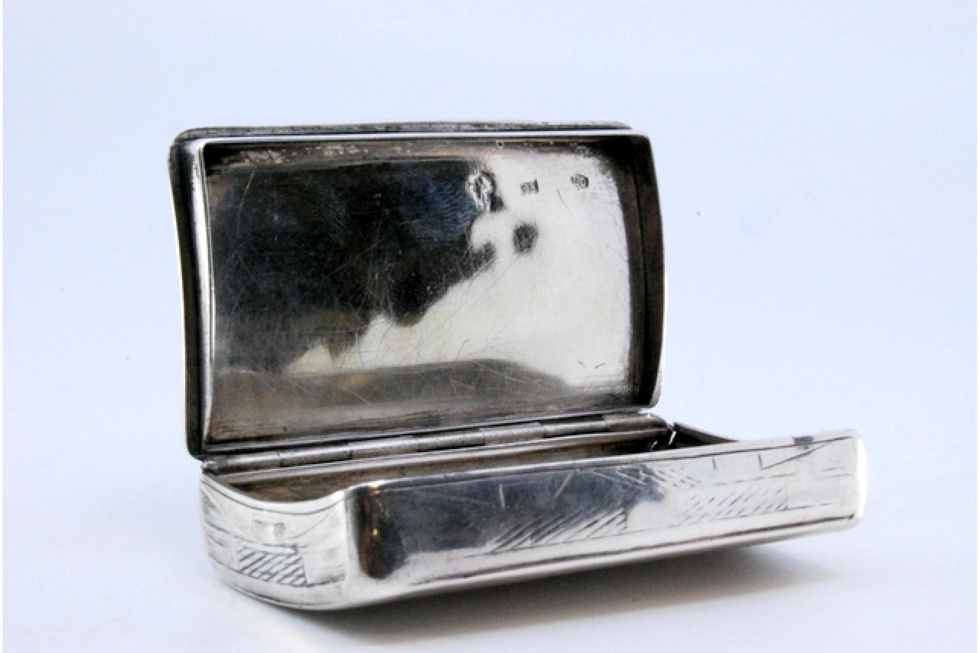 Silver Russian silver snuff box with a curved shape and traces of engraving For Sale