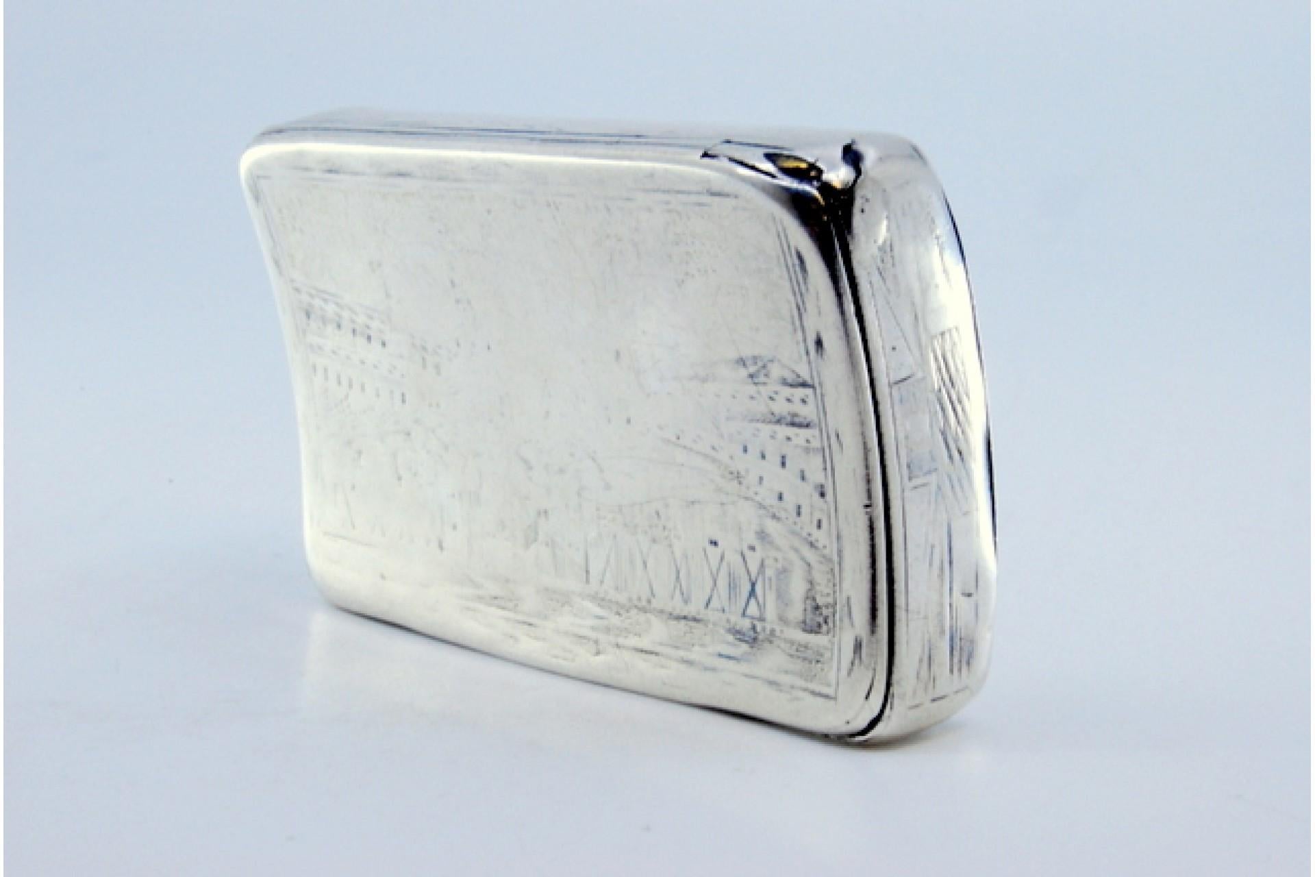 Russian silver snuff box with a curved shape and traces of engraving For Sale 1