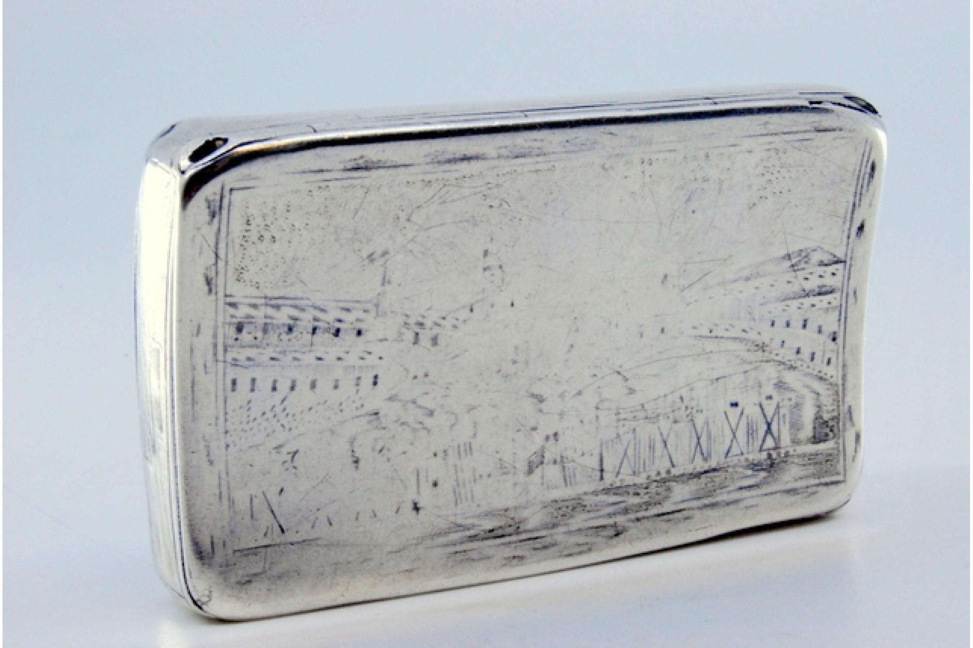 Russian silver snuff box with a curved shape and traces of engraving For Sale 2