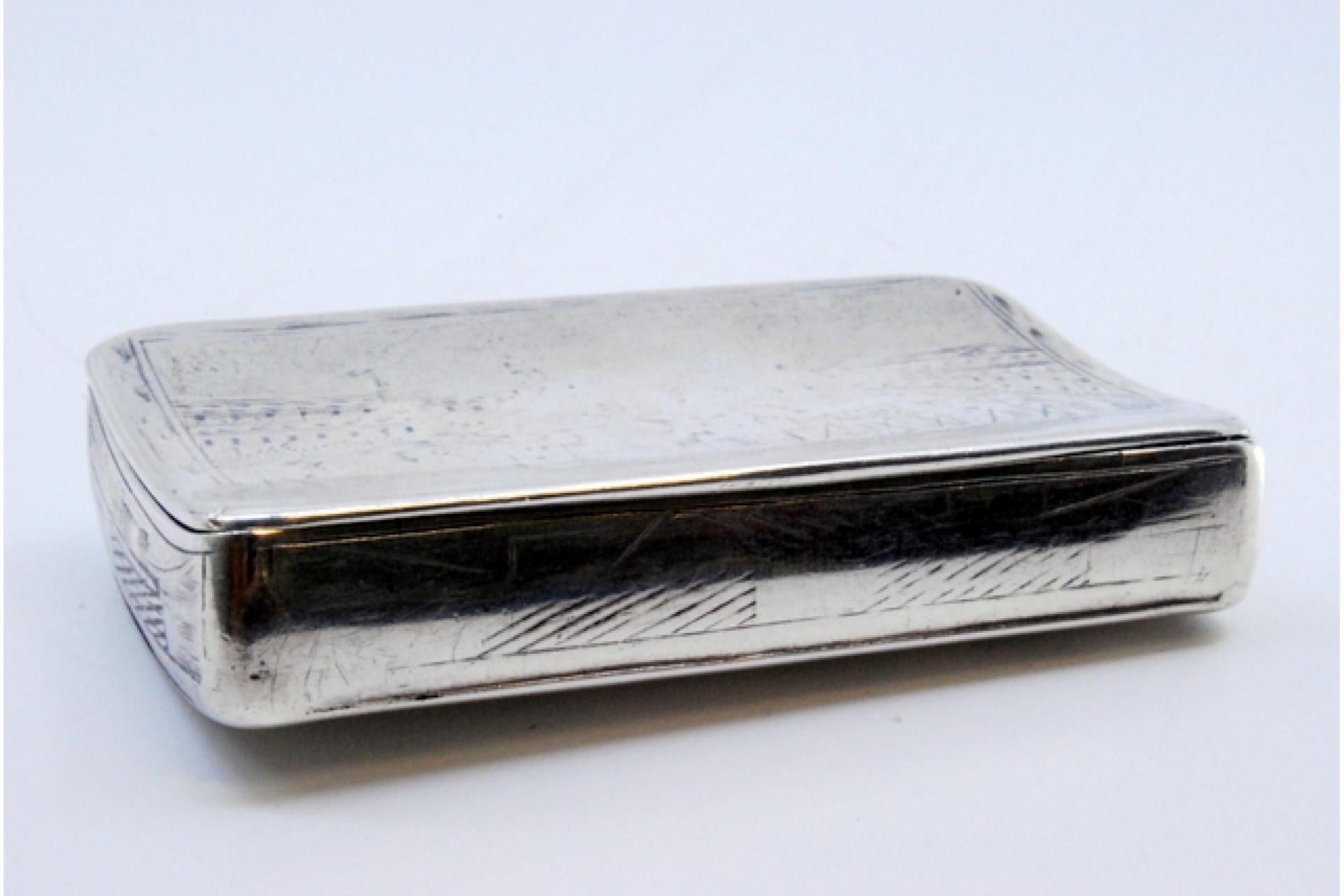 Russian silver snuff box with a curved shape and traces of engraving For Sale 3