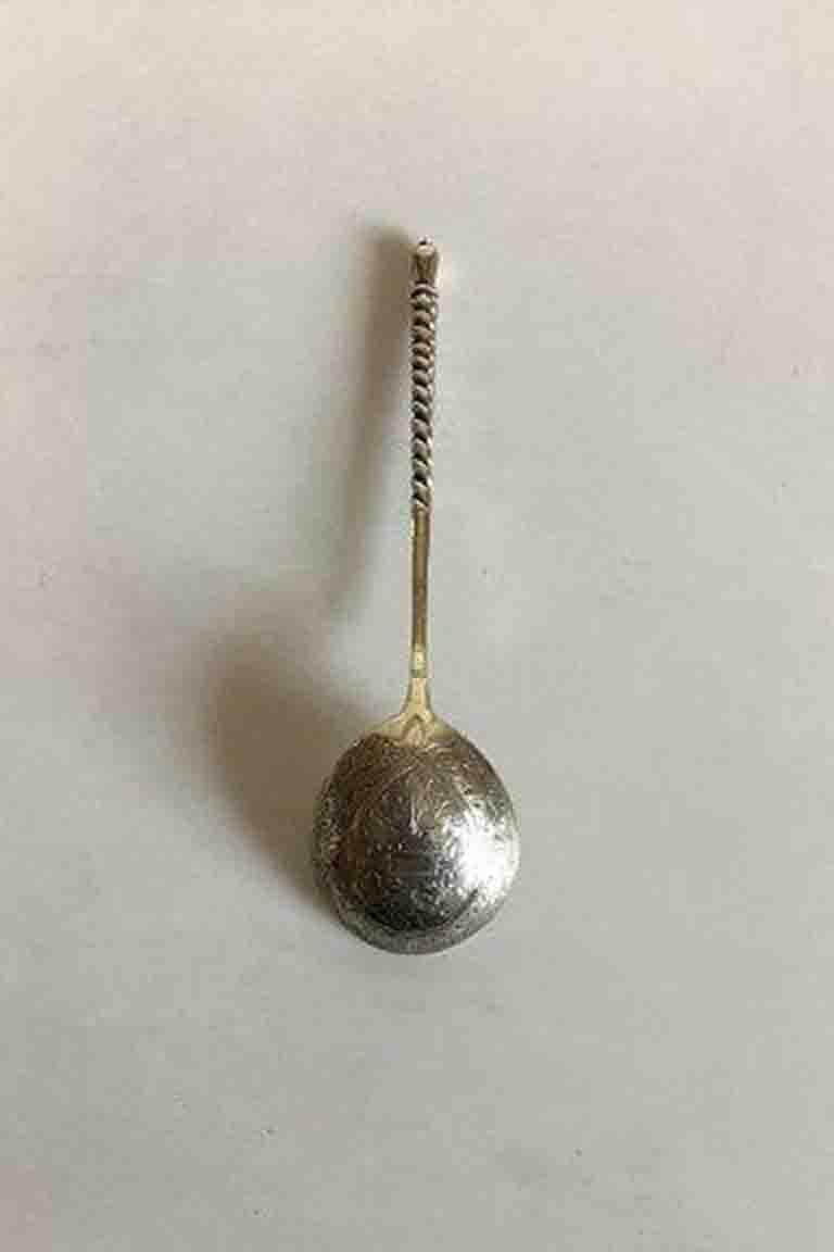 Cucchiaio d'argento russo di Stepan Kuzimich Lewin, Mosca, 1875-1897. Leggermente dorato e in argento 84, che ha una purezza di .875.

Misura 18,7cm / 7 1/3